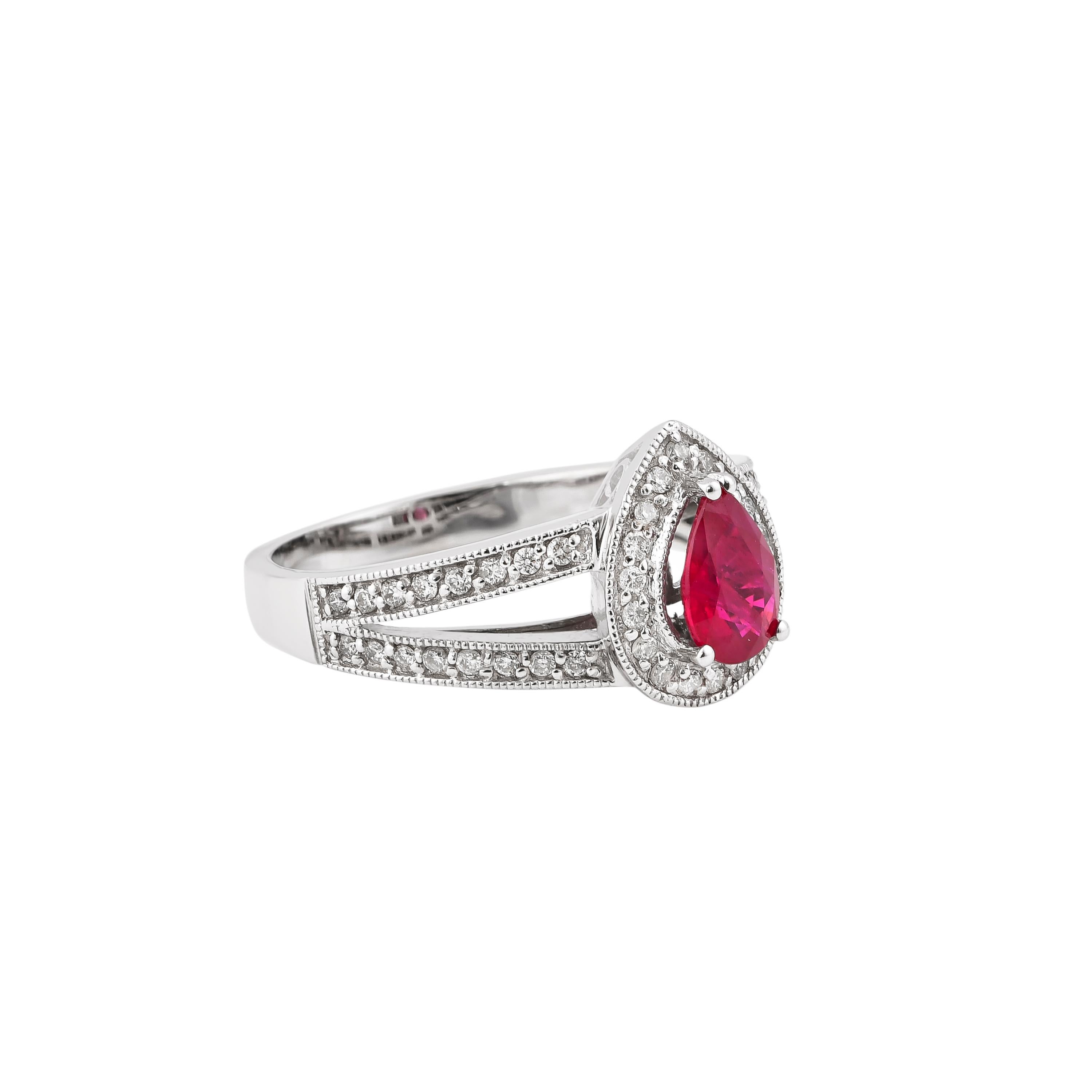 Klassische Ringe mit kostbaren Edelsteinen. Wir präsentieren eine Kollektion von Alltagsringen mit blauem Saphir, Smaragd oder Rubin, die mit Diamanten akzentuiert sind. Dies sind wunderschöne Braut- und Verlobungsringe, die Sie Ihren Liebsten