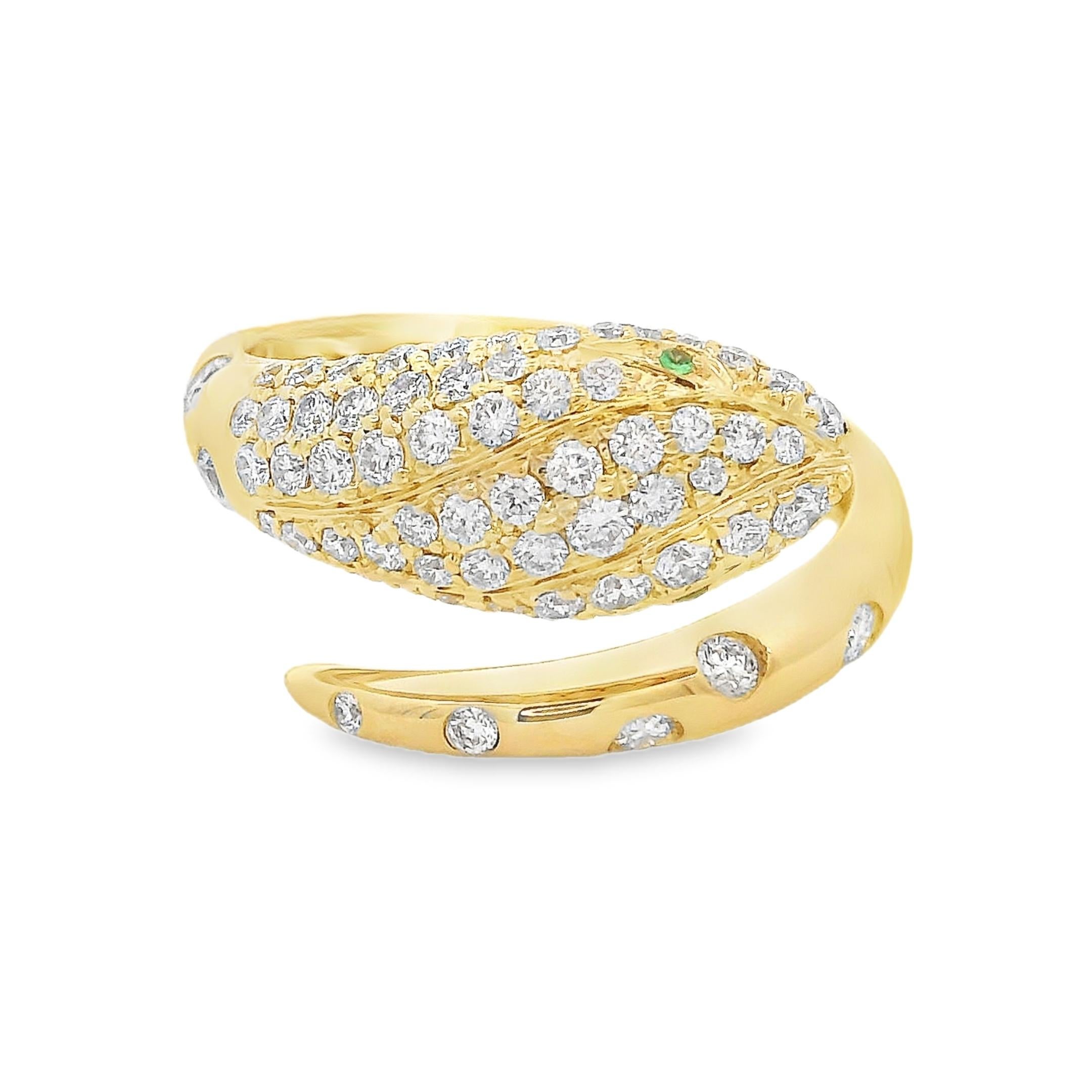 Elaborado en lujoso Oro Amarillo de 18 quilates, este anillo de diamantes en forma de serpiente encarna la elegancia, el poder y la sofisticación atemporal. El elegante diseño de la serpiente envuelve el dedo con naturalidad, simbolizando fuerza,