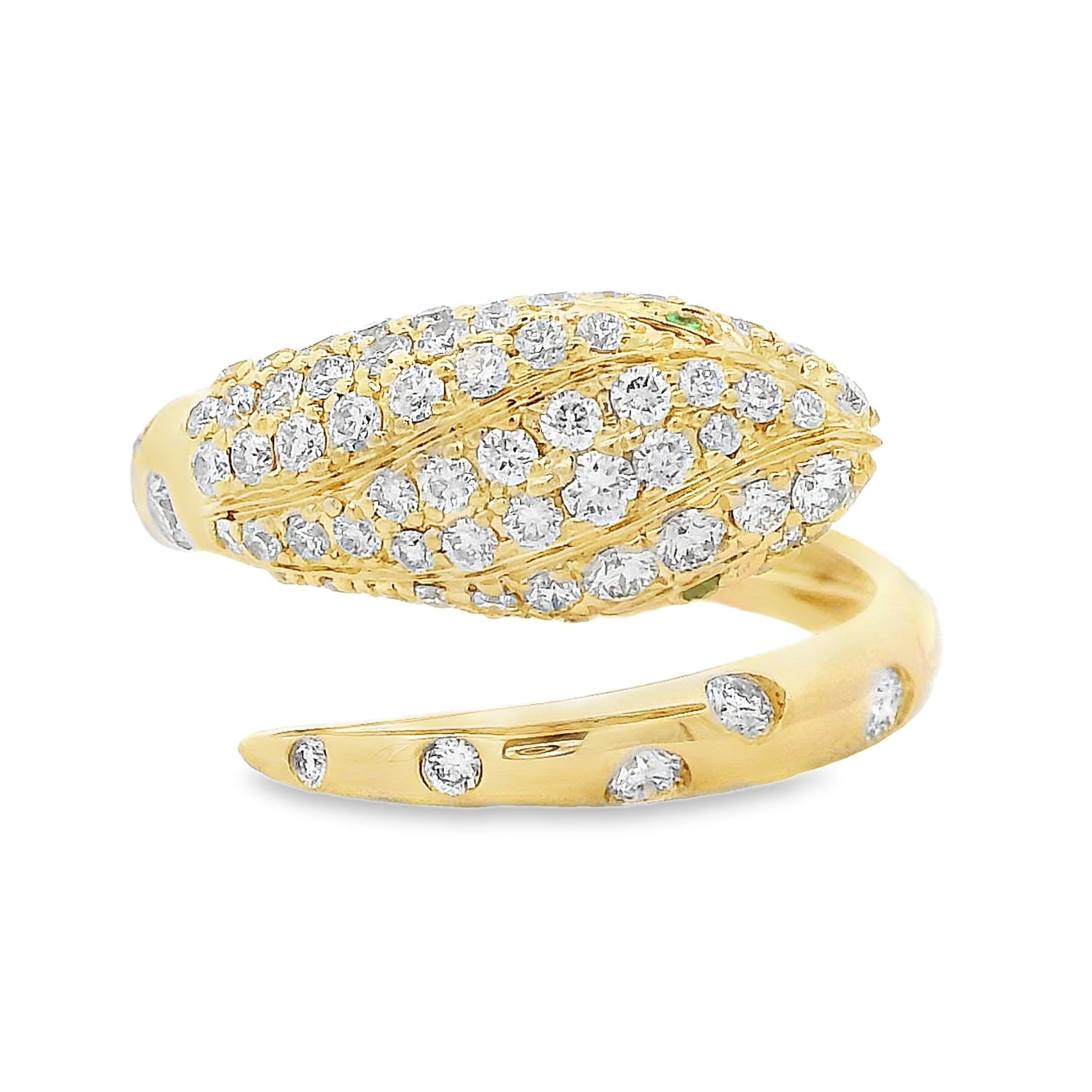 Anillo de diamantes en forma de serpiente de 0,76 quilates de oro amarillo de 18 quilates Moderno en venta