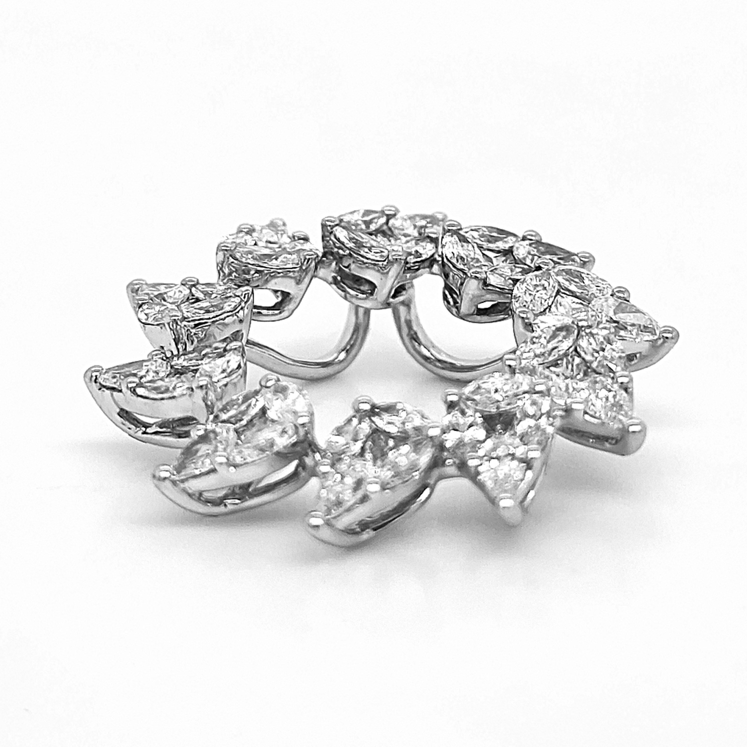 30 Diamante Marquise: 0,66 Carati
10 Diamanti a forma di pera: 0,32 carati
10 diamanti Princess: 0,22 Carati
Metallo: Oro bianco 18 carati, 2,08 grammi
