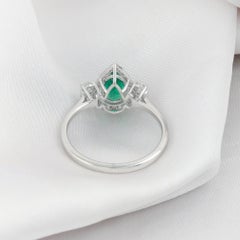 Anello con smeraldo dello Zambia da 0,76 carati e diamante da 0,32 carati SI/H, in oro bianco 18 carati