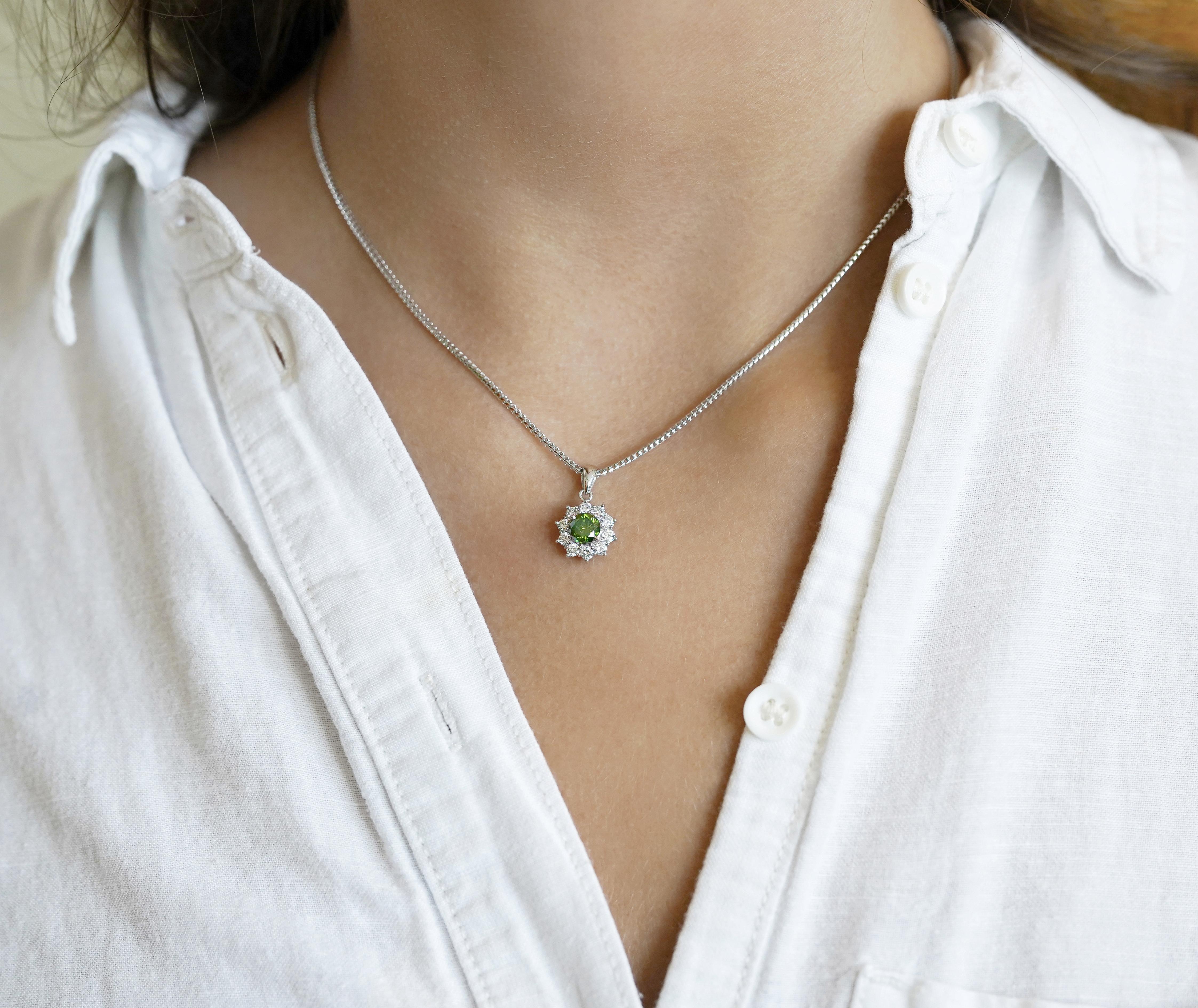 Pendentif flottant en platine avec diamant vert naturel de taille ronde Collier en or 18k avec chaîne en blé. 

Ce pendentif flottant est orné d'une pierre centrale en diamant vert. Le diamant vert est taillé en damier et pèse 0,76 carat. Le diamant
