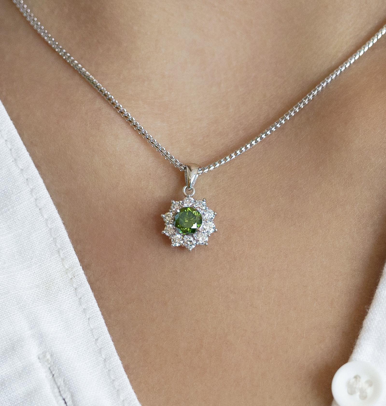 Moderne Collier chaîne blé en or 18 carats avec pendentif en platine flottant et diamant vert de 0,76 carat poids total en vente