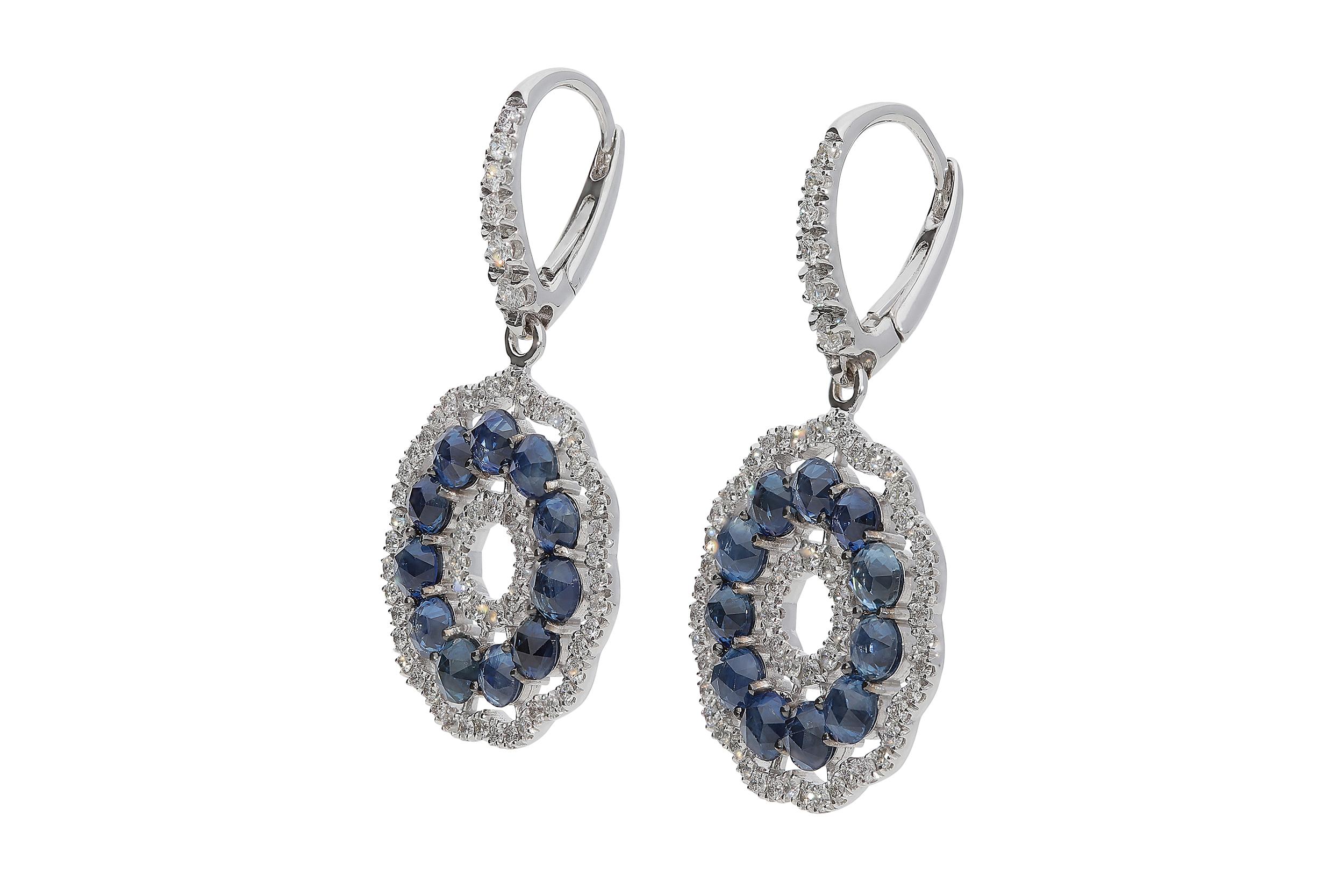 Amazing dangle earrings in 18kt white gold for 6,40 grams with 0,76 carat of white round brilliant diamonds and 3,01 carats of rose cut blue sapphires.
The width of the flower element is 1,80 centimeters and the total length is 3,00 centimeters.
A