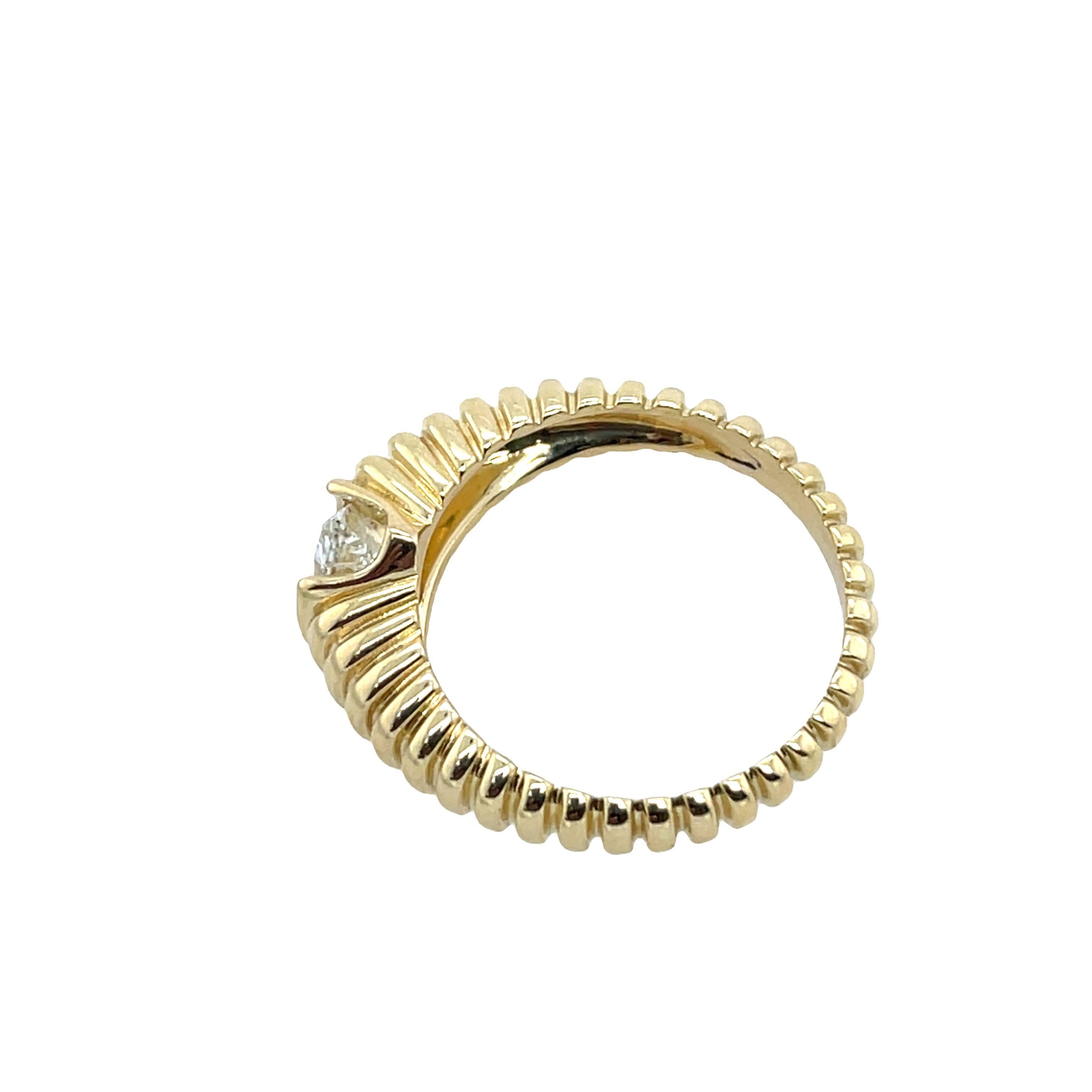 Un magnifique diamant poire pesant 0,76ct, 
serti de manière experte dans un luxueux bracelet en or jaune 14ct. 
Ce design intemporel met en valeur l'élégance du diamant, ce qui en fait un choix parfait pour toute occasion spéciale.

Poids total des