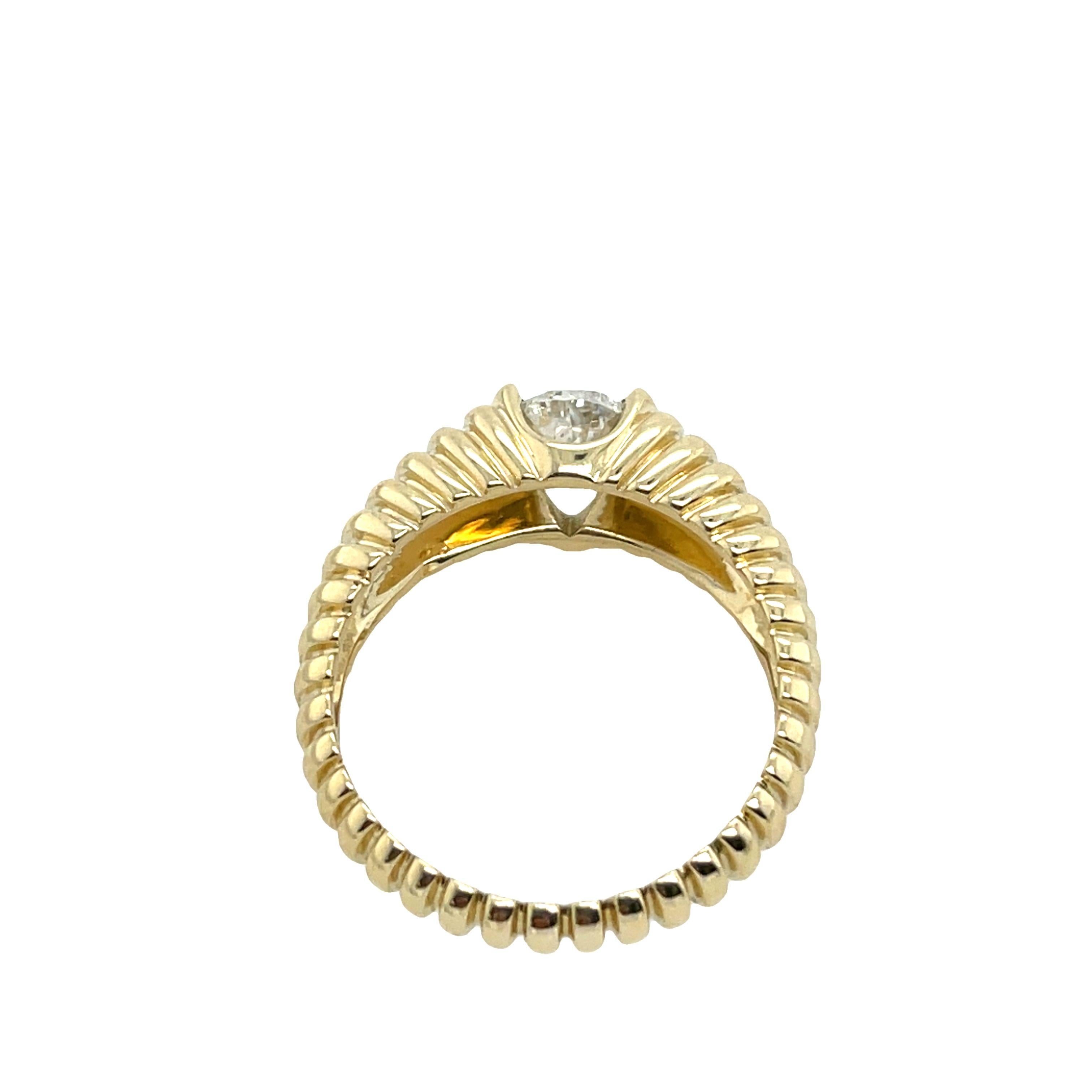 Taille poire Bague en or jaune 14 carats sertie de diamants en forme de poire de 0,76 carat en vente