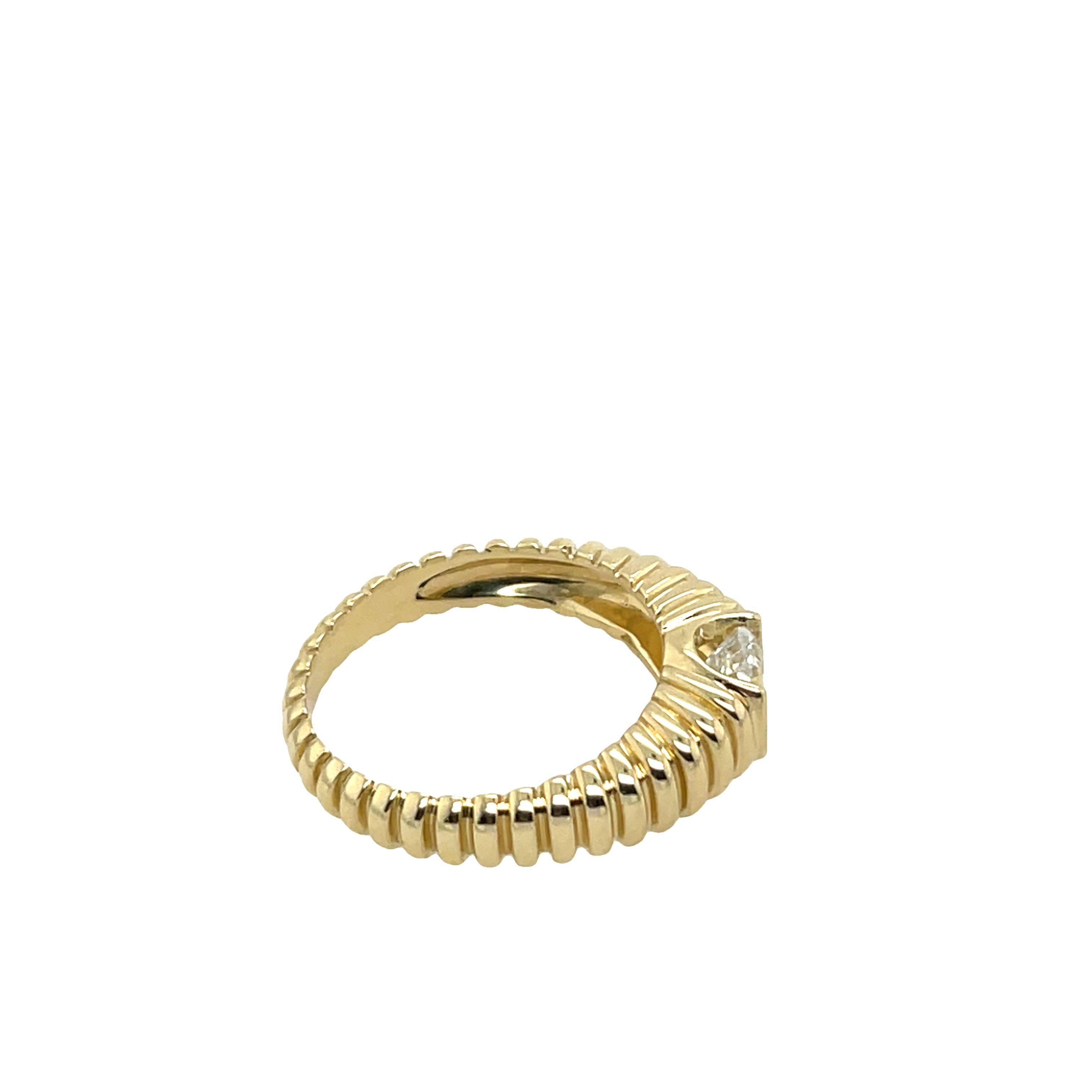 Bague en or jaune 14 carats sertie de diamants en forme de poire de 0,76 carat Neuf - En vente à London, GB
