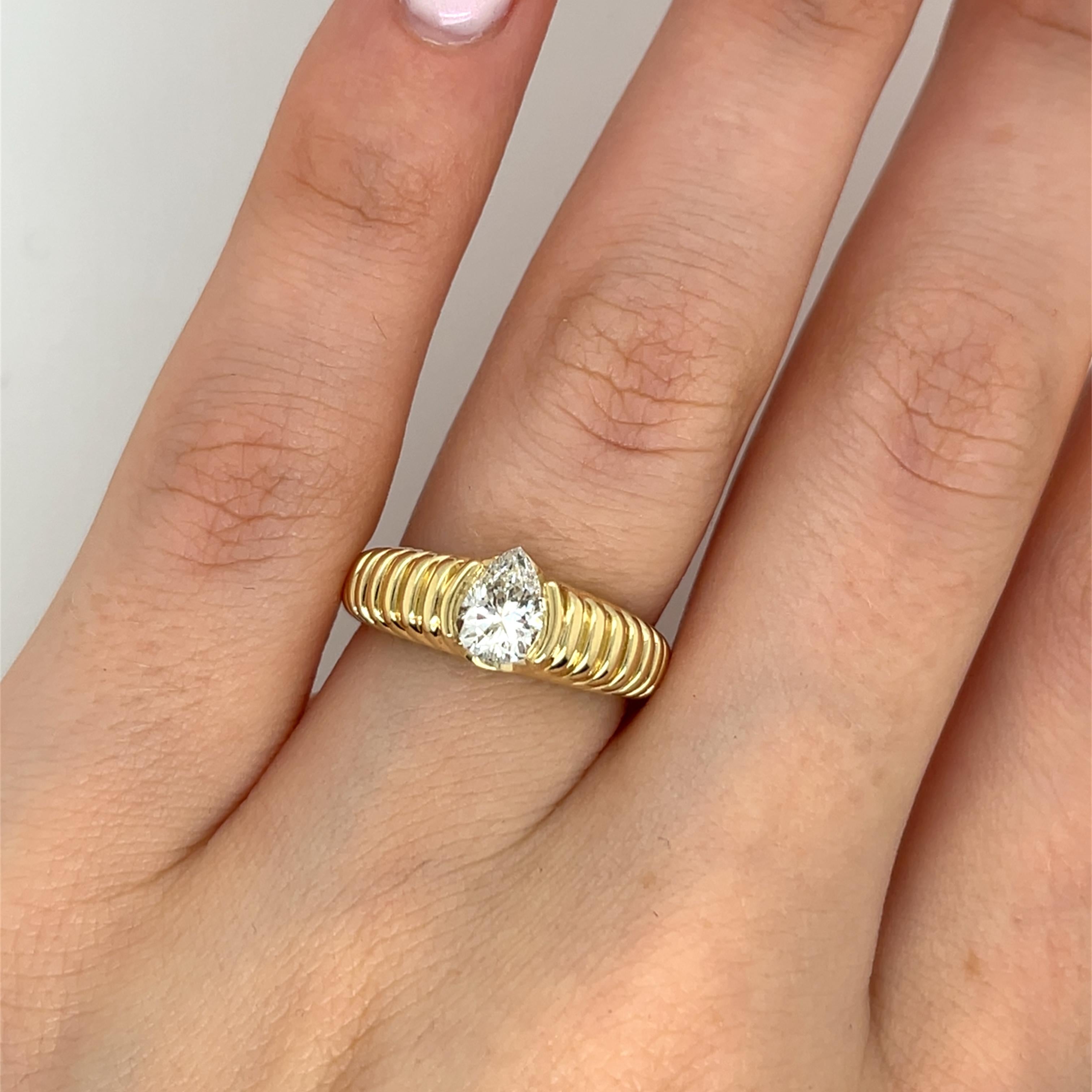 Bague en or jaune 14 carats sertie de diamants en forme de poire de 0,76 carat en vente 2