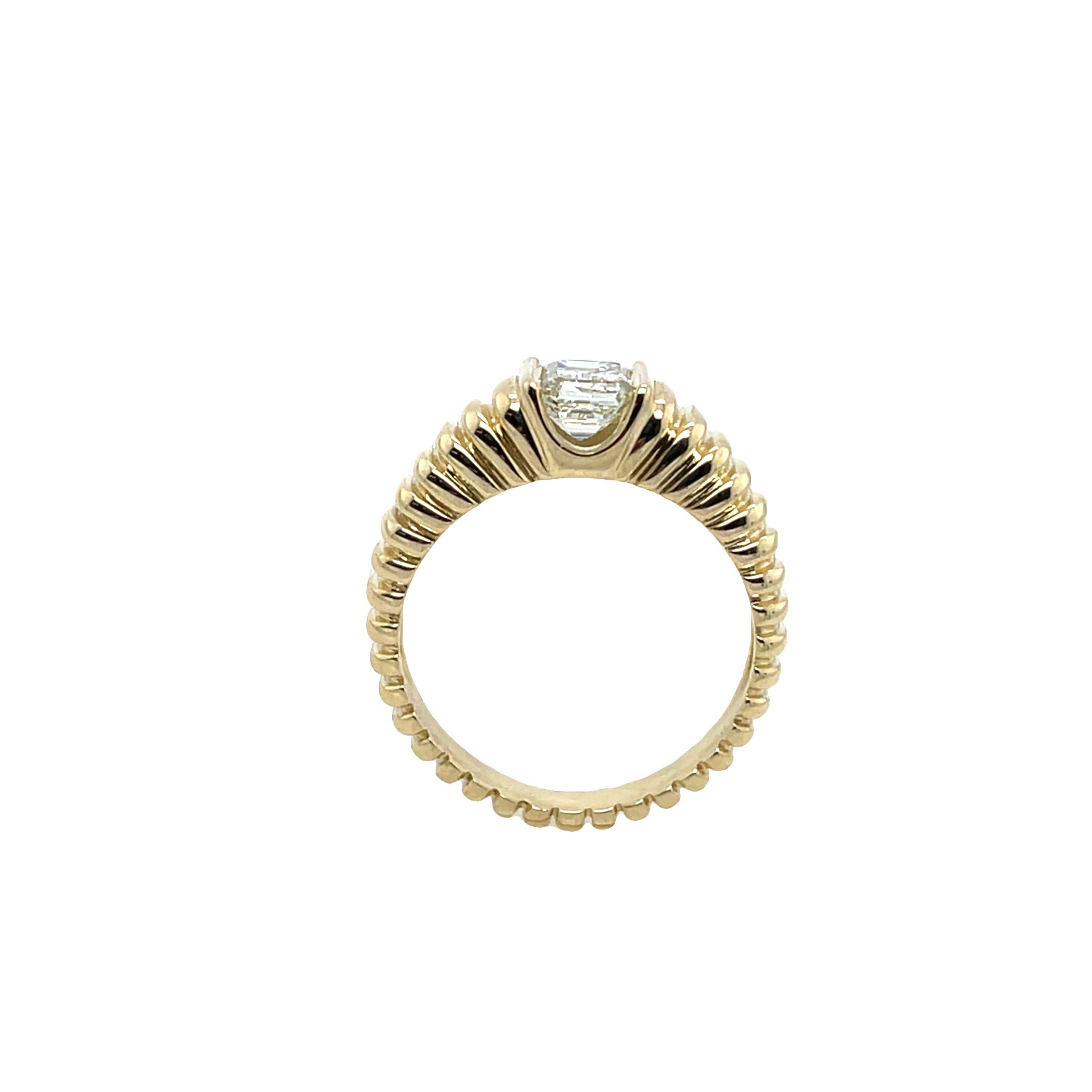 Bague en or jaune 14 carats sertie de diamants en forme de poire de 0,76 carat en vente 3