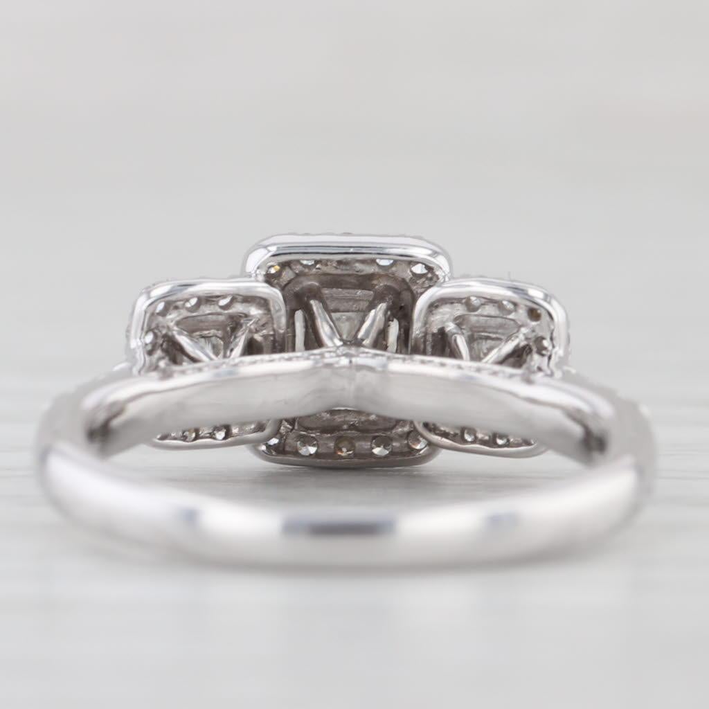 0,76ctw Diamant Smaragd Schliff Halo 3-Stein Verlobungsring 14k Weißgold Größe 6,5 (Smaragdschliff) im Angebot