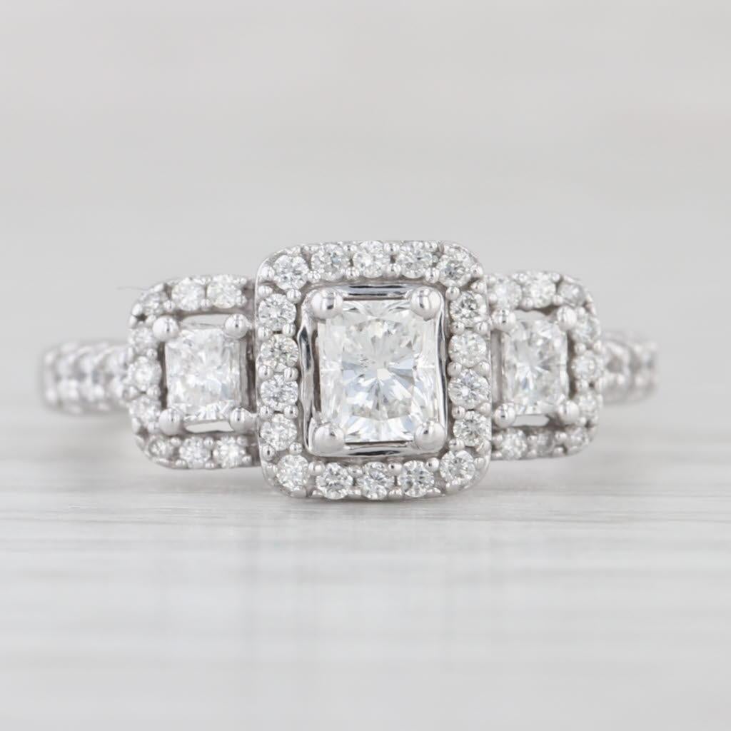 0,76ctw Diamant Smaragd Schliff Halo 3-Stein Verlobungsring 14k Weißgold Größe 6,5 im Zustand „Gut“ im Angebot in McLeansville, NC