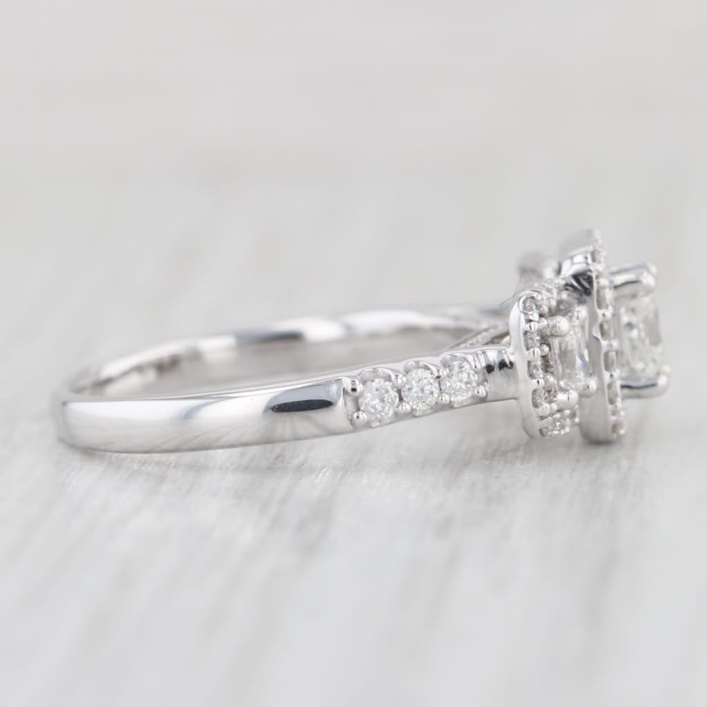 0,76ctw Diamant Smaragd Schliff Halo 3-Stein Verlobungsring 14k Weißgold Größe 6,5 für Damen oder Herren im Angebot