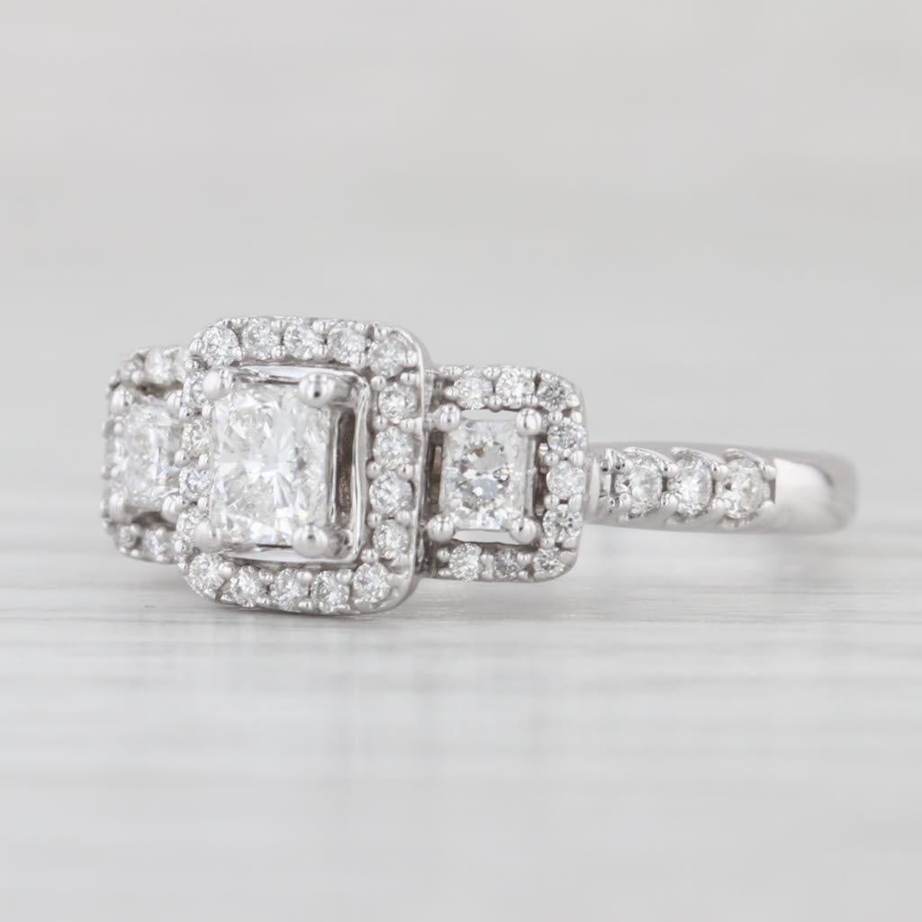 0,76ctw Diamant Smaragd Schliff Halo 3-Stein Verlobungsring 14k Weißgold Größe 6,5 im Angebot 1