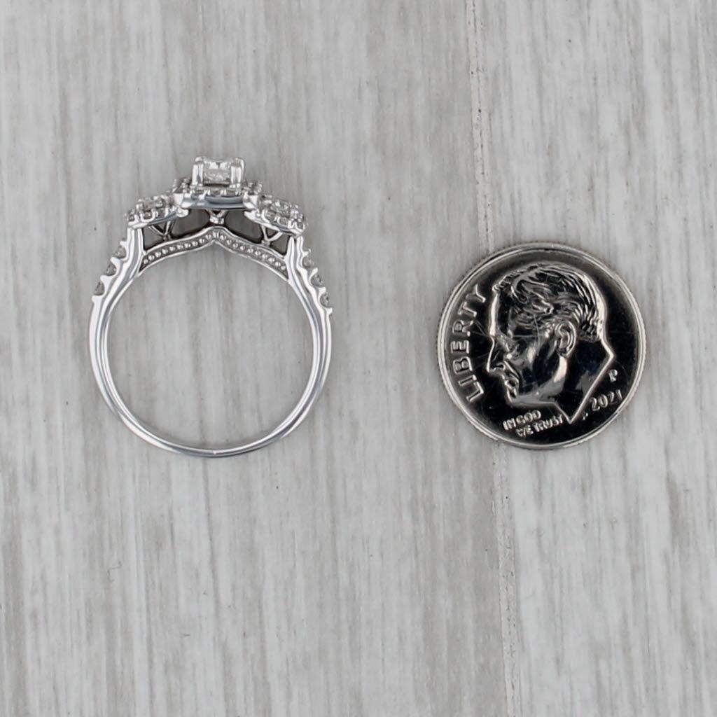 0,76ctw Diamant Smaragd Schliff Halo 3-Stein Verlobungsring 14k Weißgold Größe 6,5 im Angebot 2