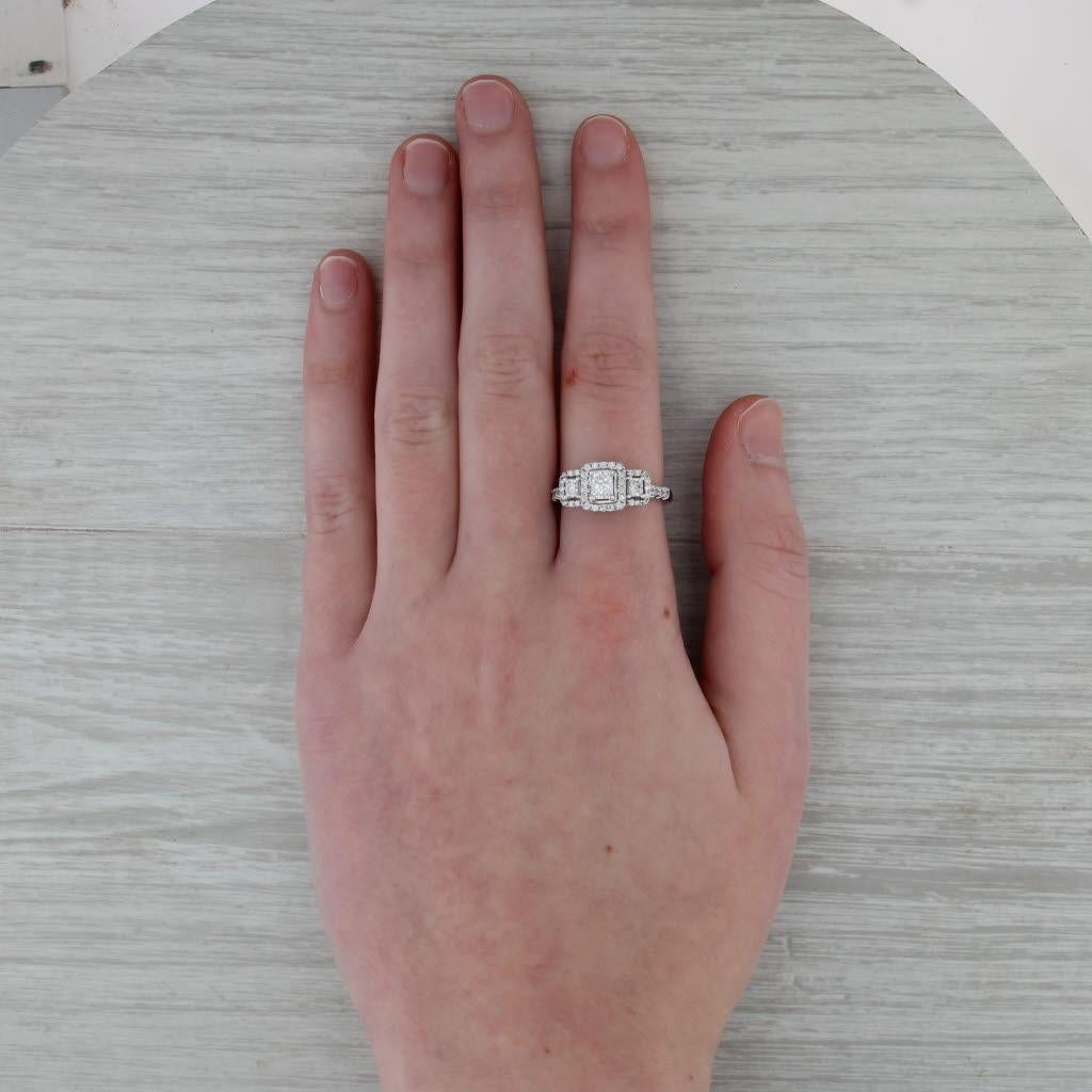 0,76ctw Diamant Smaragd Schliff Halo 3-Stein Verlobungsring 14k Weißgold Größe 6,5 im Angebot 3