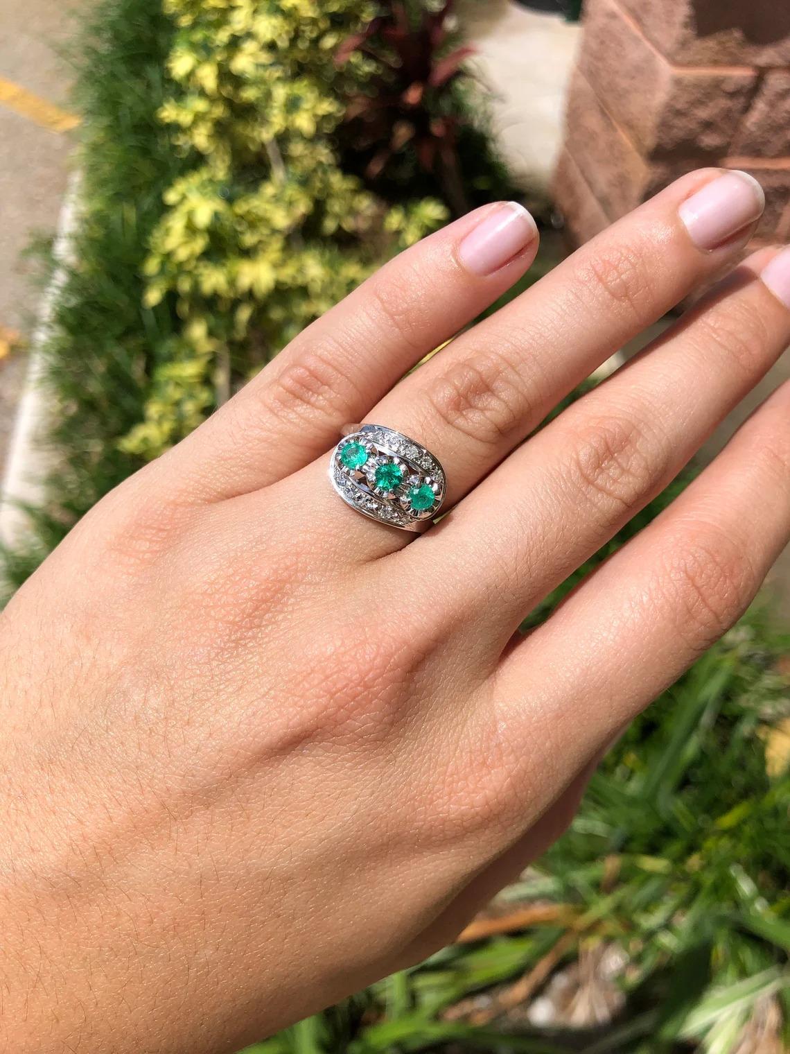 0.76tcw 14K Colombian Emerald-Round Cut & Diamond Vintage Gold Ring In New Condition For Sale In Jupiter, FL