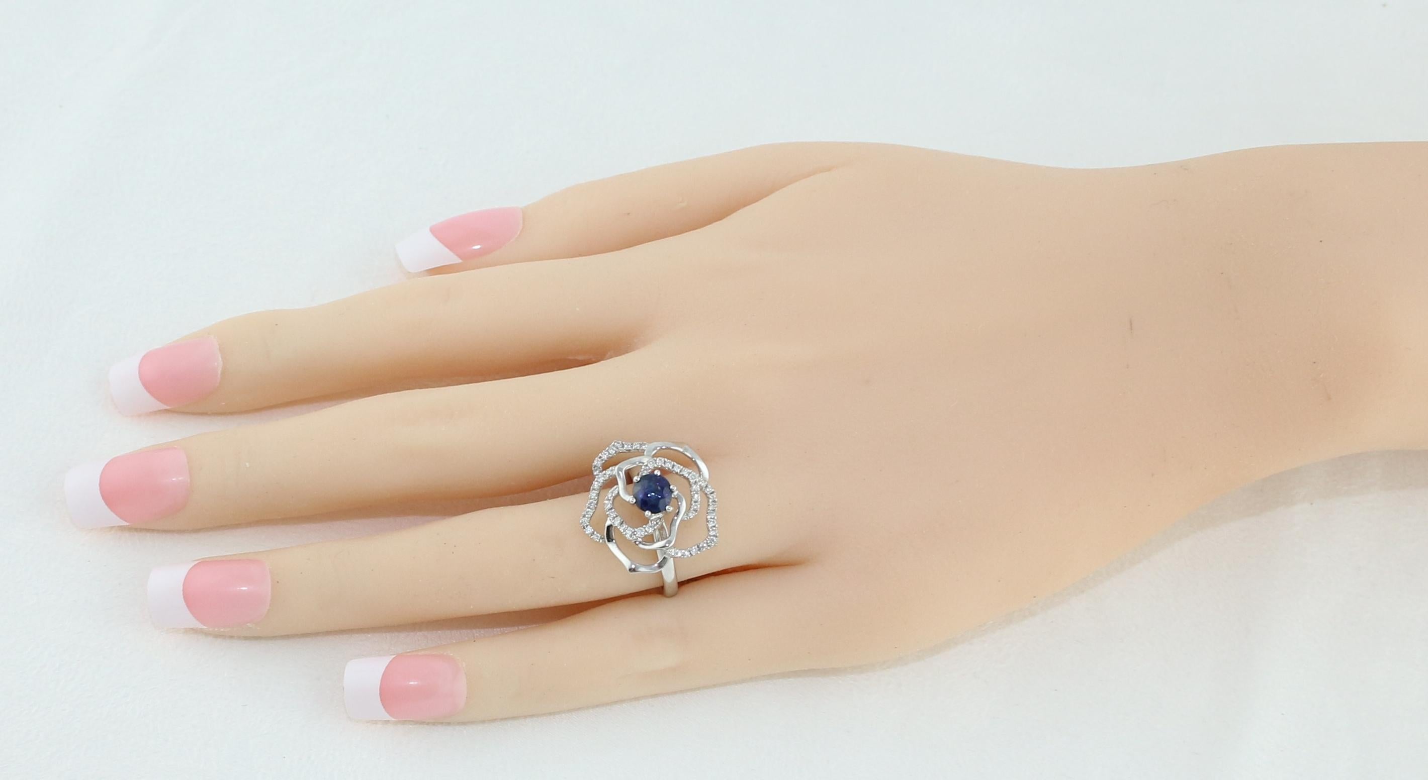 Contemporary 0.77 Carat Blue Sapphire Diamond Gold Flower Ring For Sale