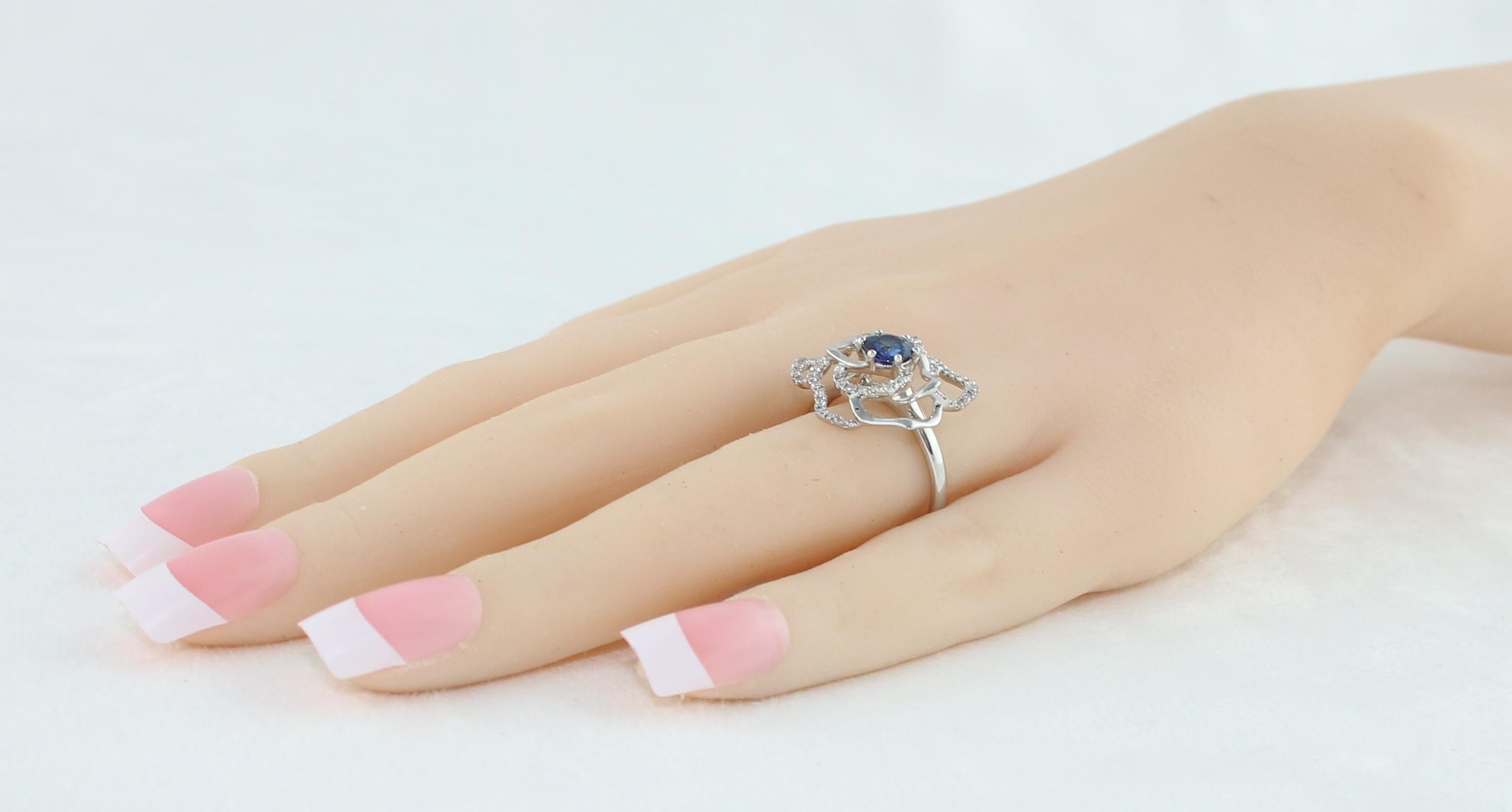 Round Cut 0.77 Carat Blue Sapphire Diamond Gold Flower Ring For Sale