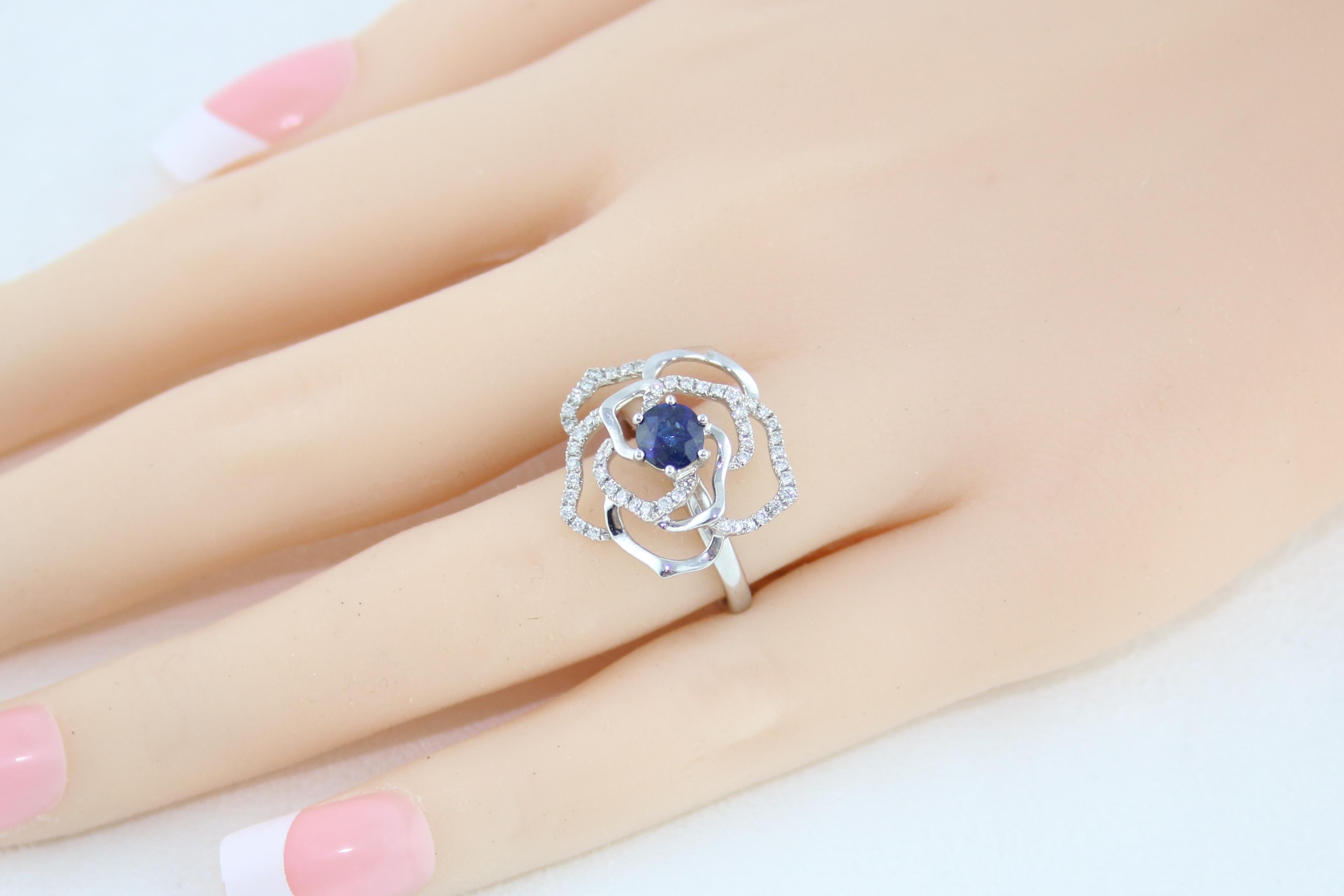 0.77 Carat Blue Sapphire Diamond Gold Flower Ring For Sale 1