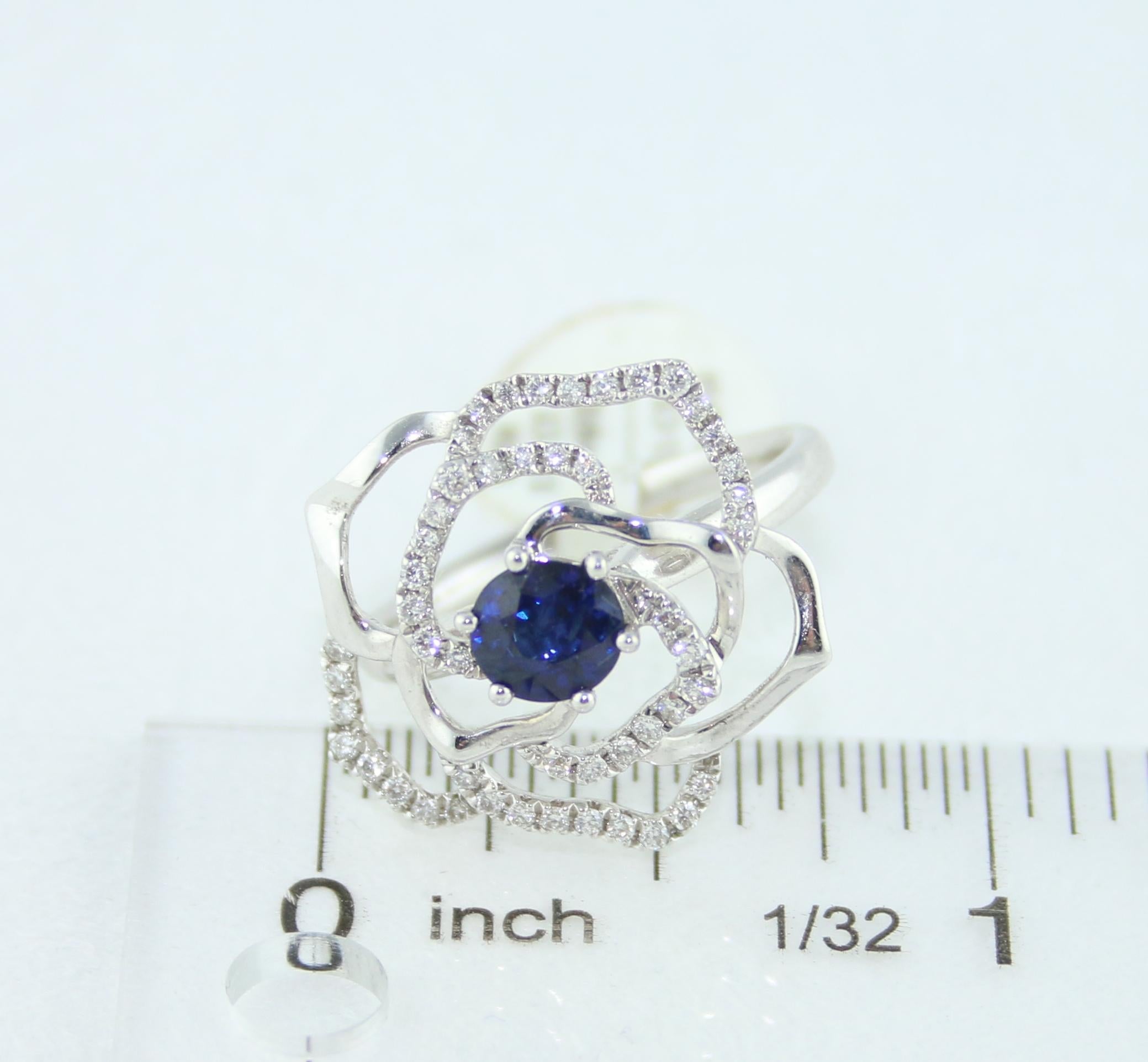 0.77 Carat Blue Sapphire Diamond Gold Flower Ring For Sale 2