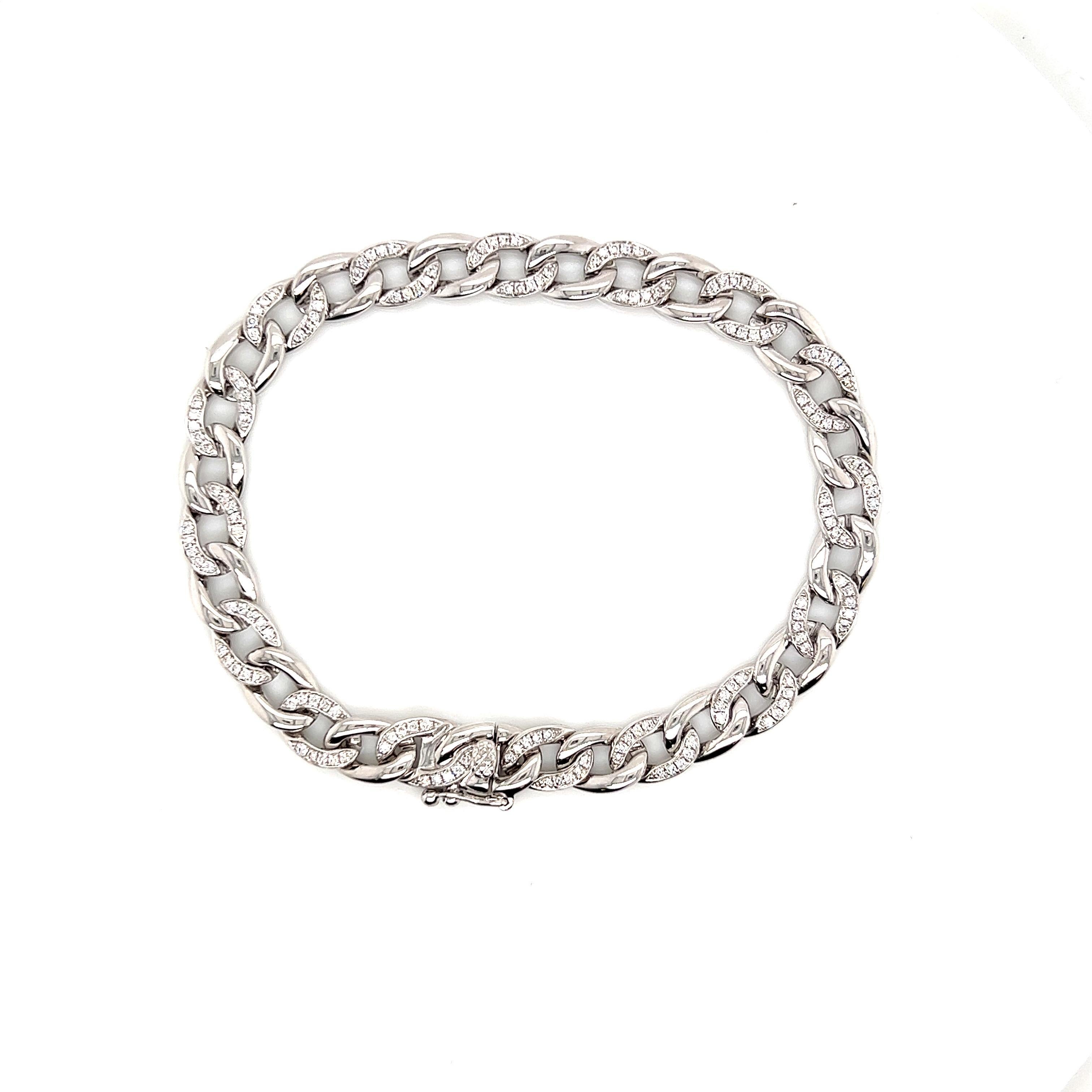 Bracelet moderne à maillons cubains en diamant.
160 diamants ronds, 0,77 carats au total. Couleur F/G et pureté VVS2/VS1. Or blanc 18k, 14,29 grammes, 7,25 pouces.
Sur demande, une évaluation à jour par un GIA G.G. est fournie après l'achat.