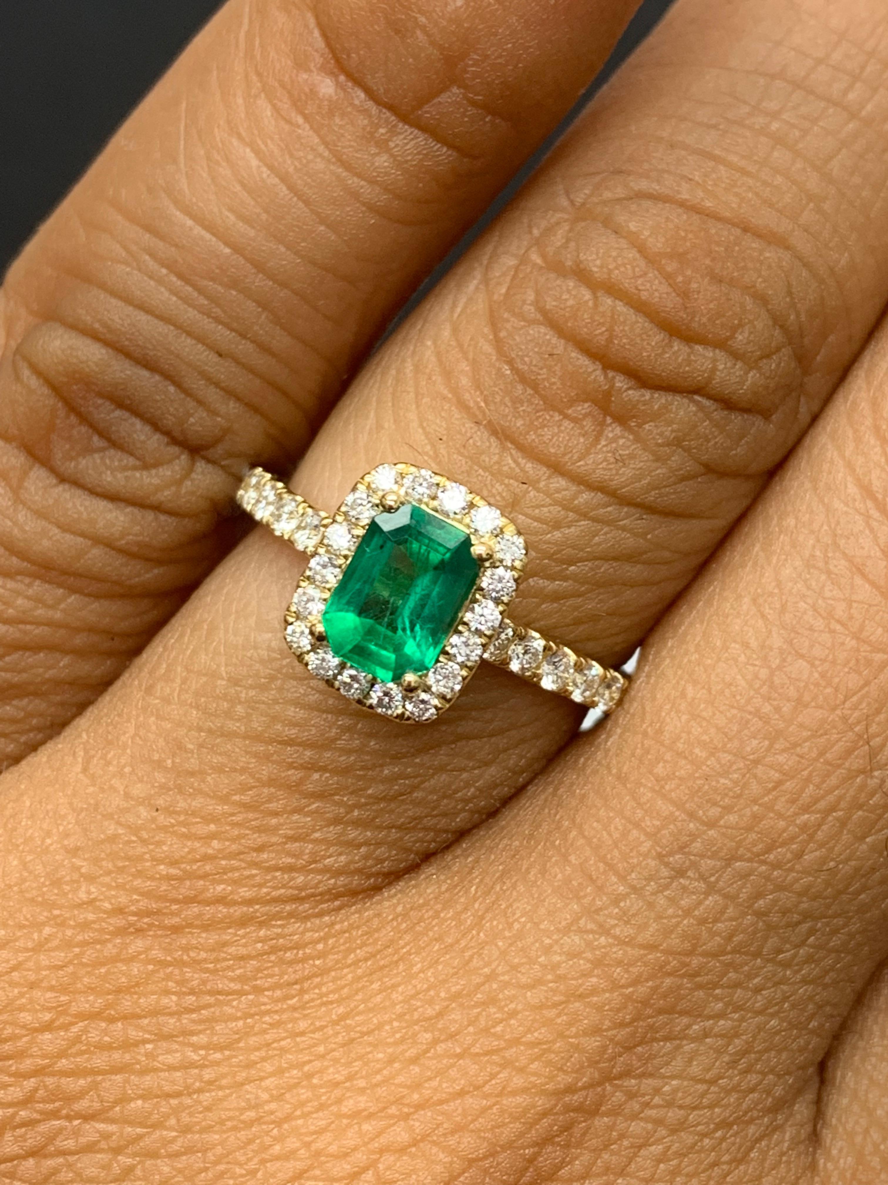 Moderne Bague de fiançailles en or jaune 18 carats, diamant émeraude de 0,77 carat en vente