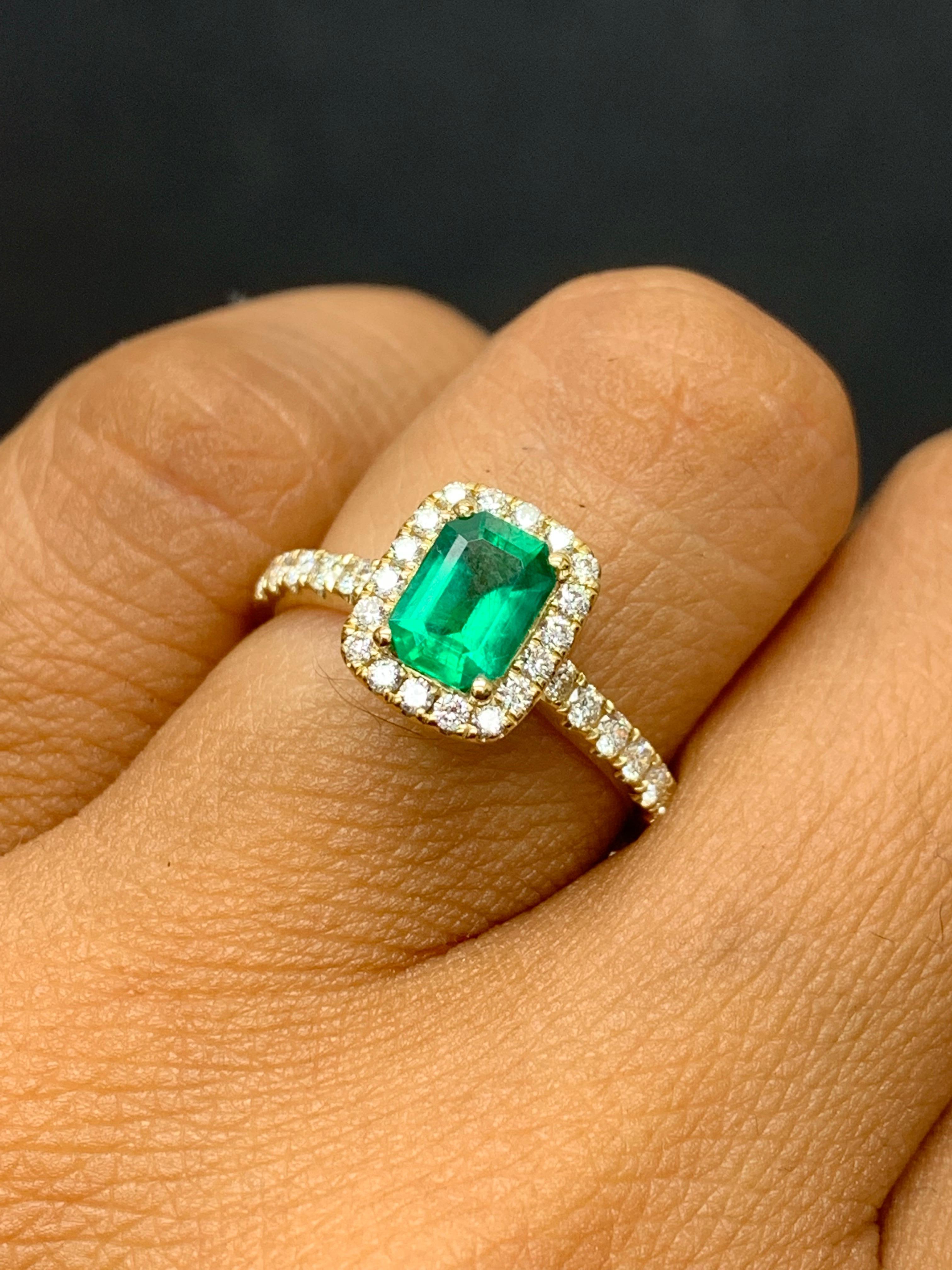 Taille émeraude Bague de fiançailles en or jaune 18 carats, diamant émeraude de 0,77 carat en vente