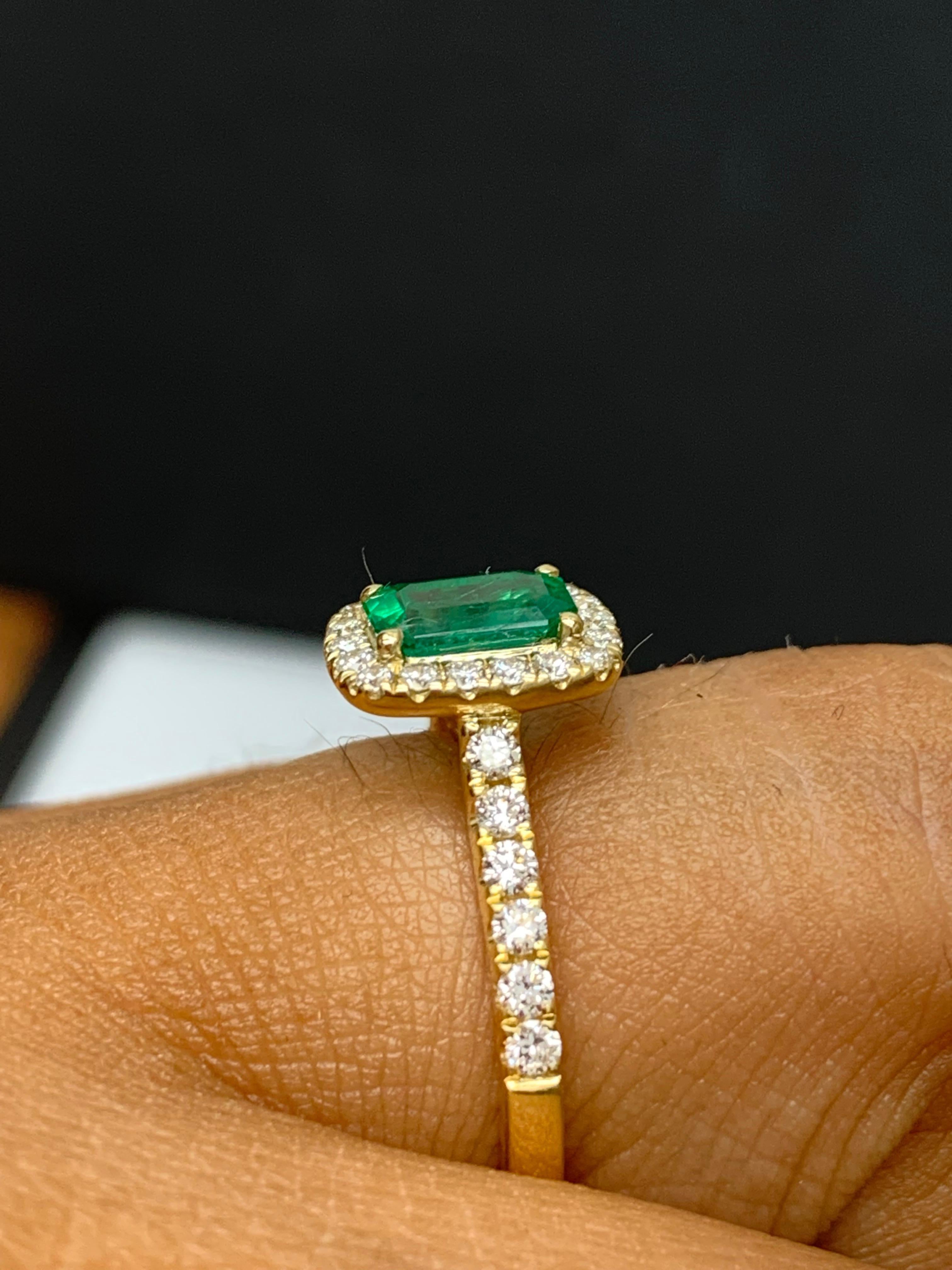 Bague de fiançailles en or jaune 18 carats, diamant émeraude de 0,77 carat en vente 1