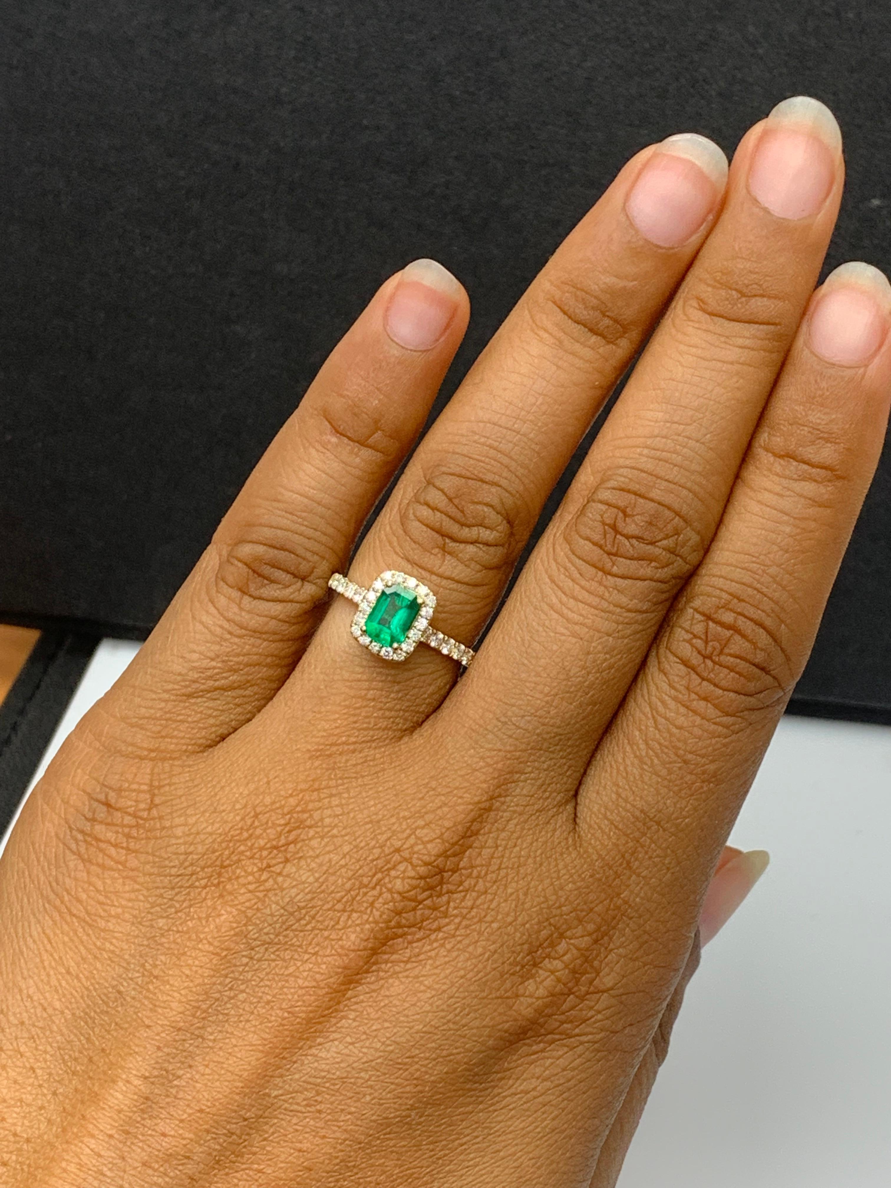 Bague de fiançailles en or jaune 18 carats, diamant émeraude de 0,77 carat en vente 3