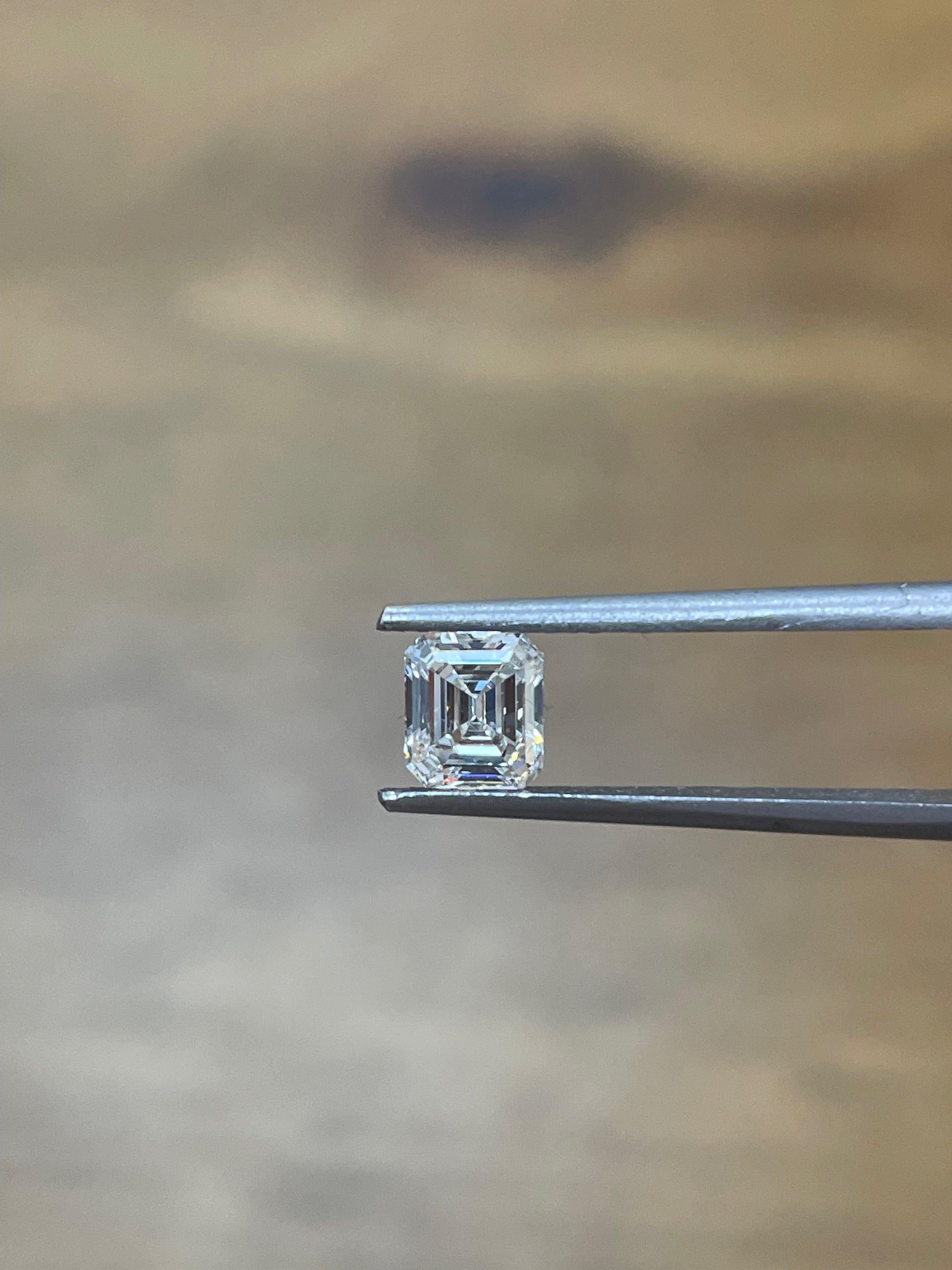 Taille émeraude 0.77 Carat Emerald Cut Gia Certified H Color Internally Flawless  Diamant en vente