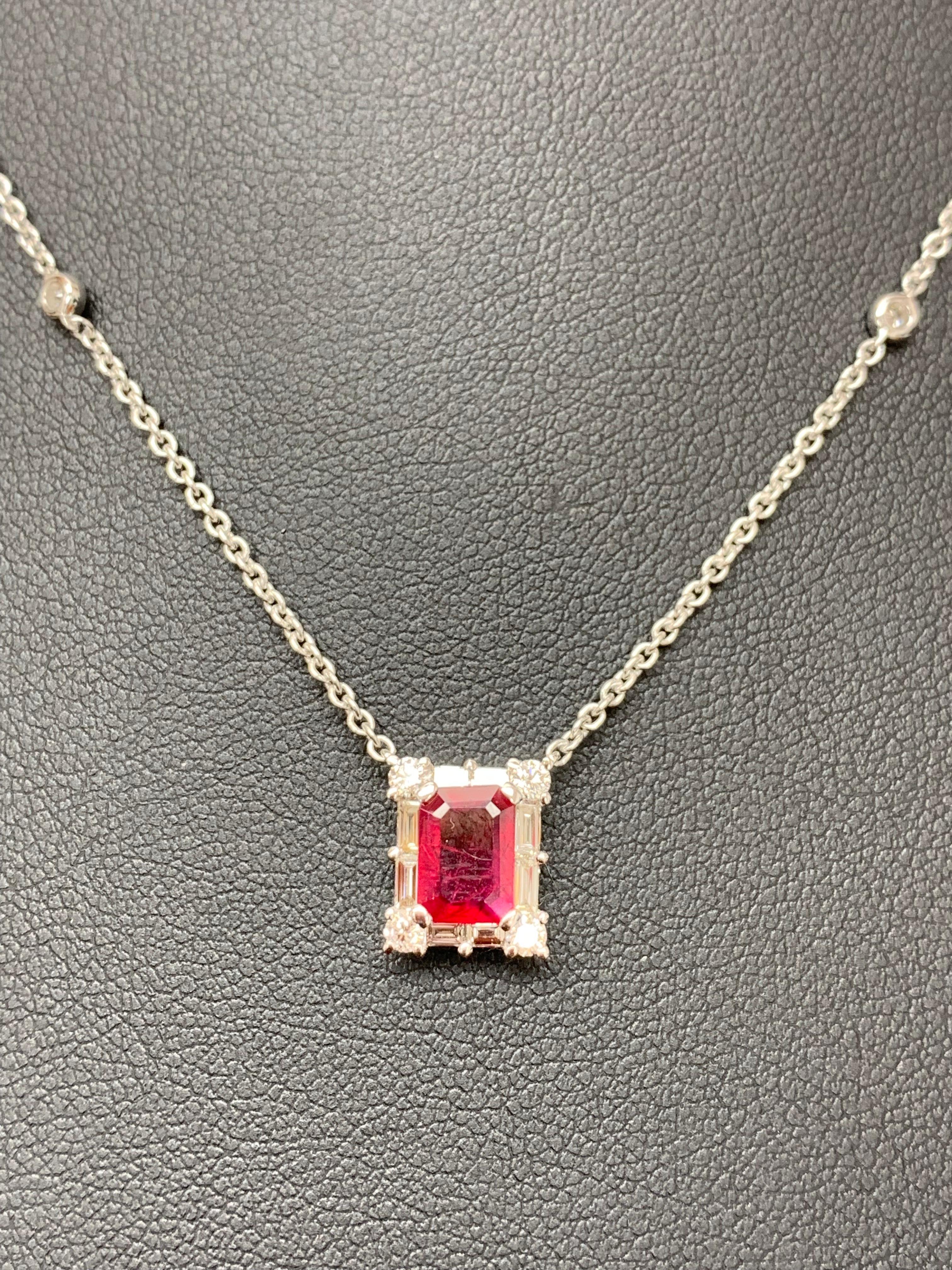 Moderne Collier pendentif en or blanc 18 carats avec diamants et rubis taille émeraude de 0,77 carat en vente