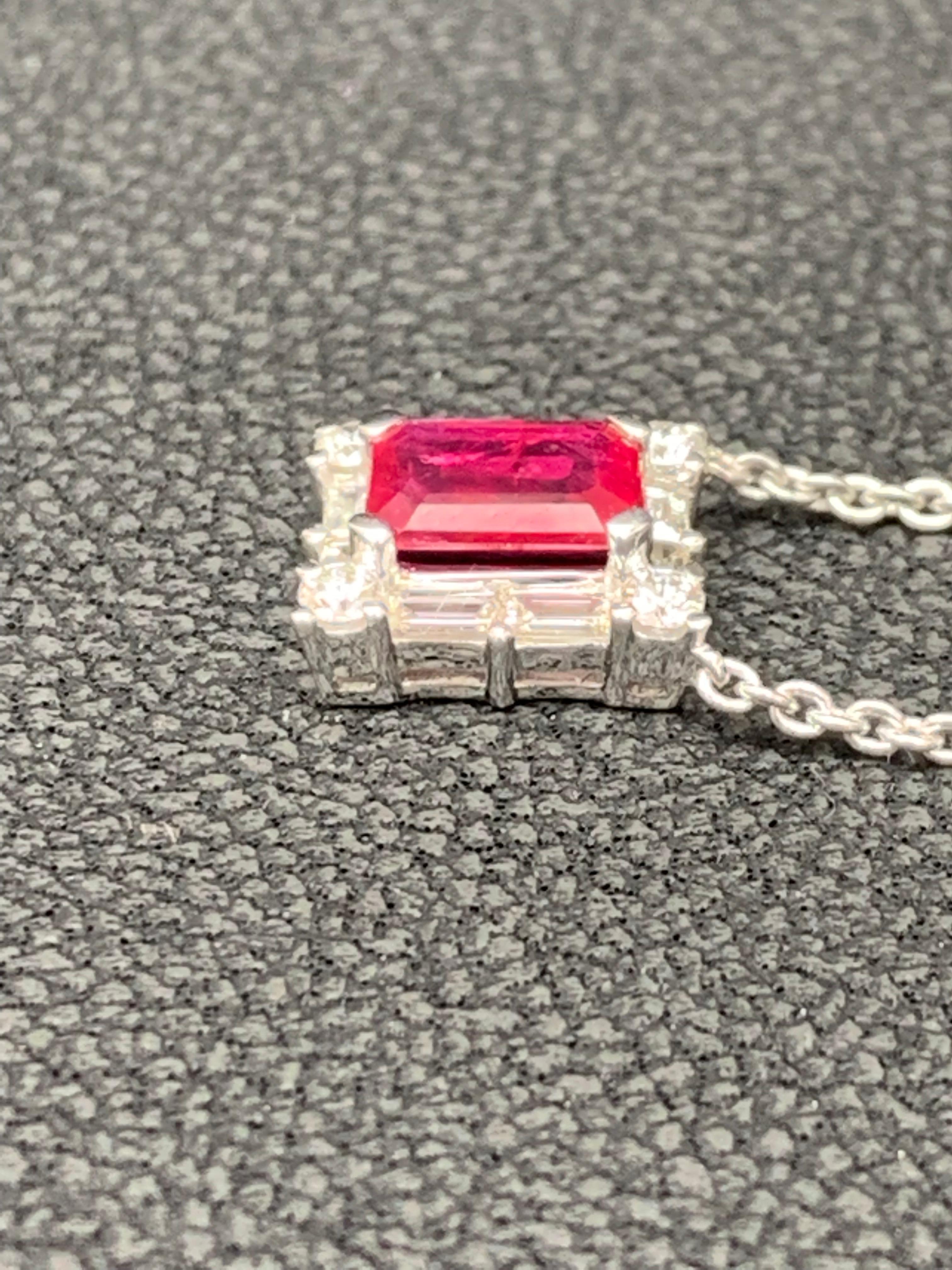 Collier pendentif en or blanc 18 carats avec diamants et rubis taille émeraude de 0,77 carat Neuf - En vente à NEW YORK, NY