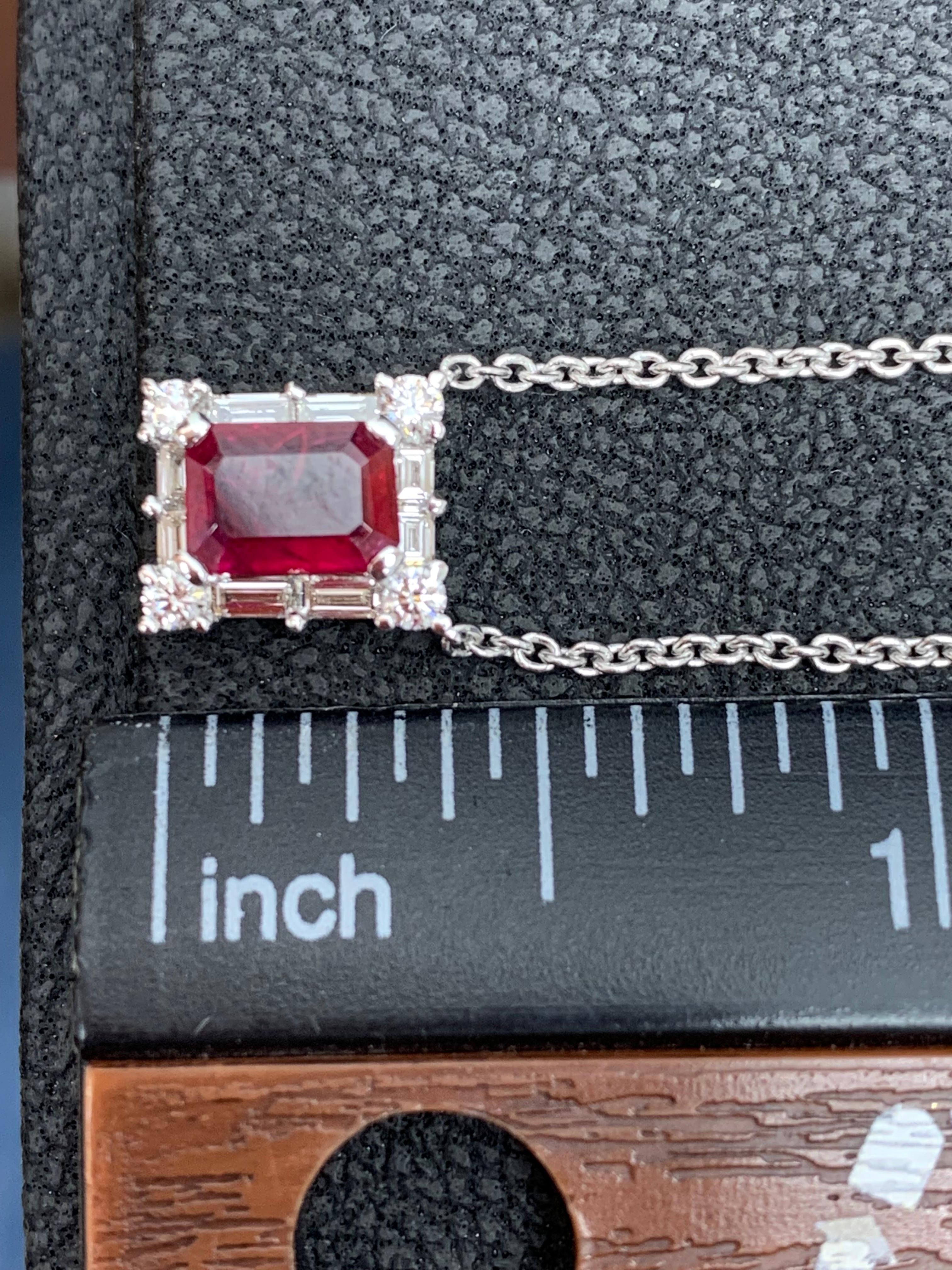 Collier pendentif en or blanc 18 carats avec diamants et rubis taille émeraude de 0,77 carat en vente 2