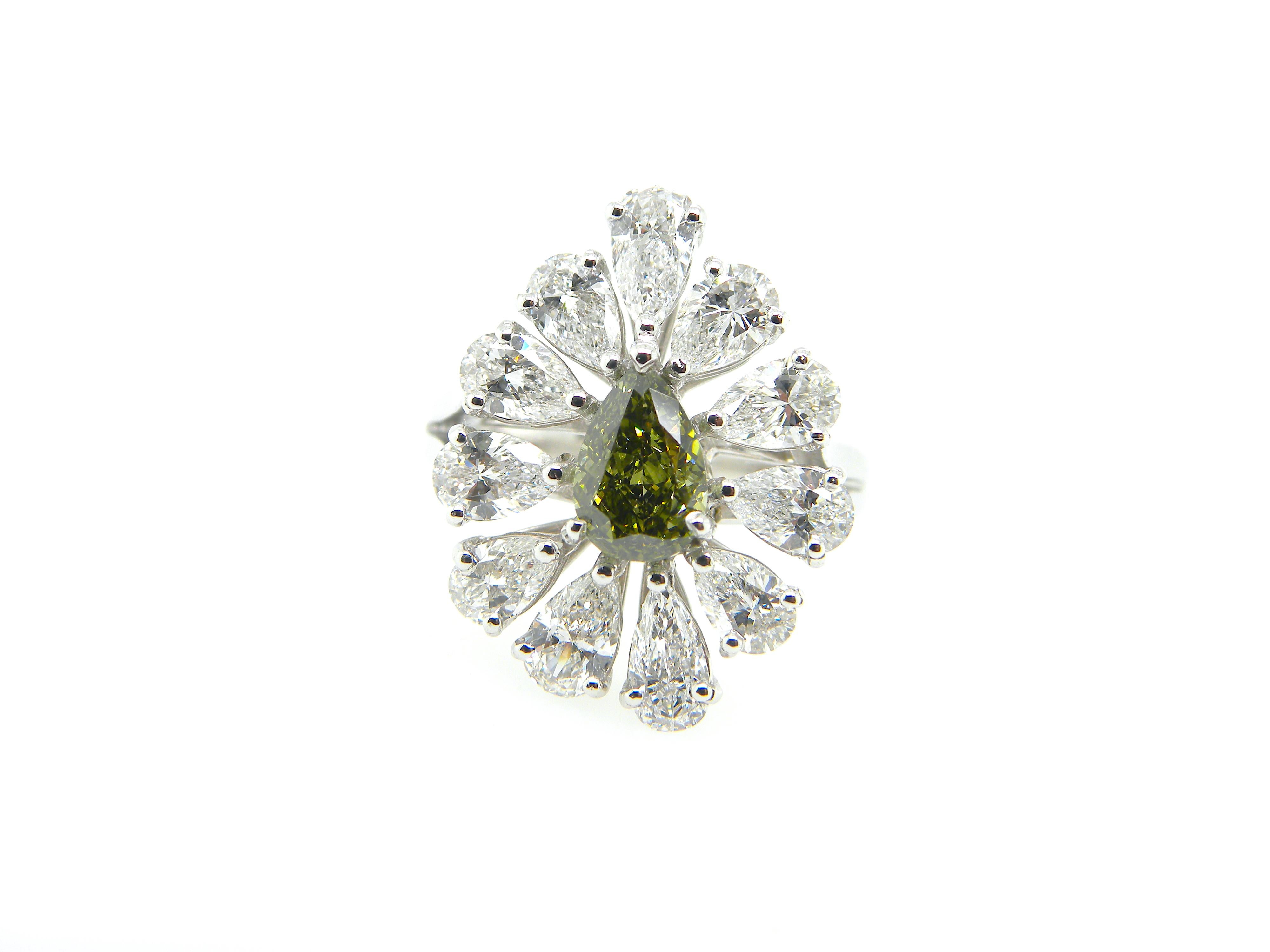 0.77 Karat GIA-zertifiziert Fancy Deep Grayish Yellowish Green Diamond und White Diamond Gold Ring:

Dieses seltene Juwel zeichnet sich durch einen atemberaubenden, GIA-zertifizierten Diamanten im Birnenschliff mit einem Gewicht von 0,77 Karat aus,