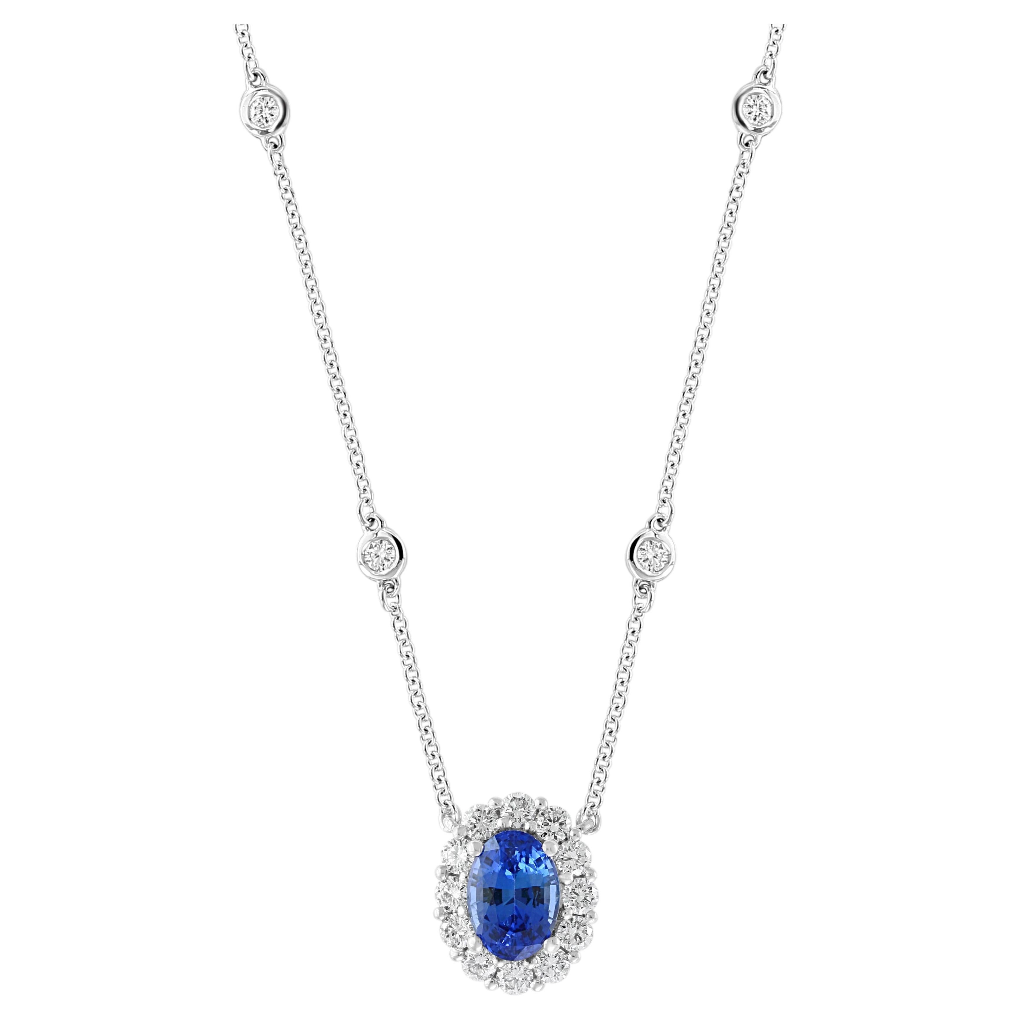 Collana con ciondolo a forma di zaffiro blu naturale da 0,77 carati con taglio ovale e halo di diamanti