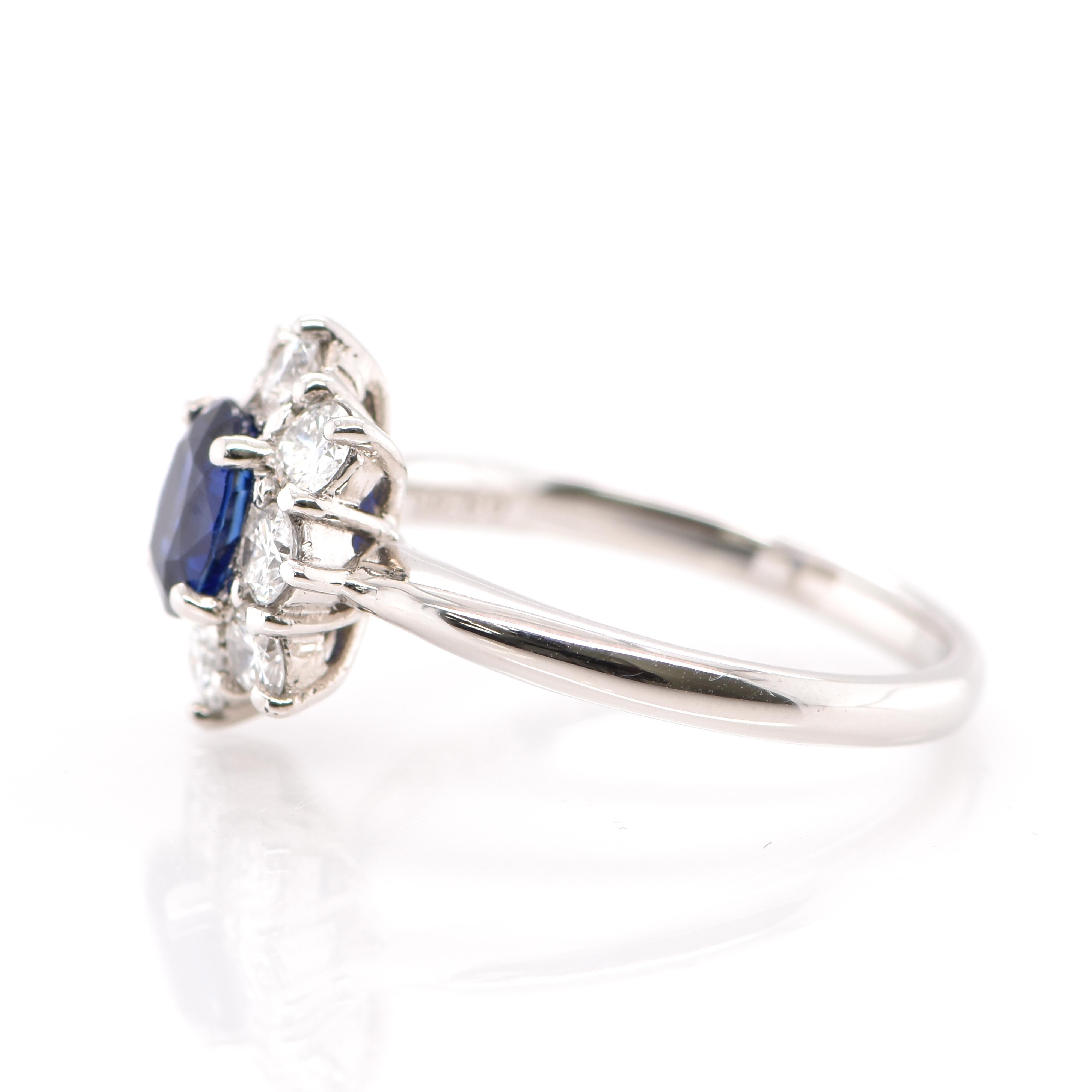 Taille ovale Bague halo en platine sertie d'un saphir bleu naturel de 0,77 carat et de diamants en vente