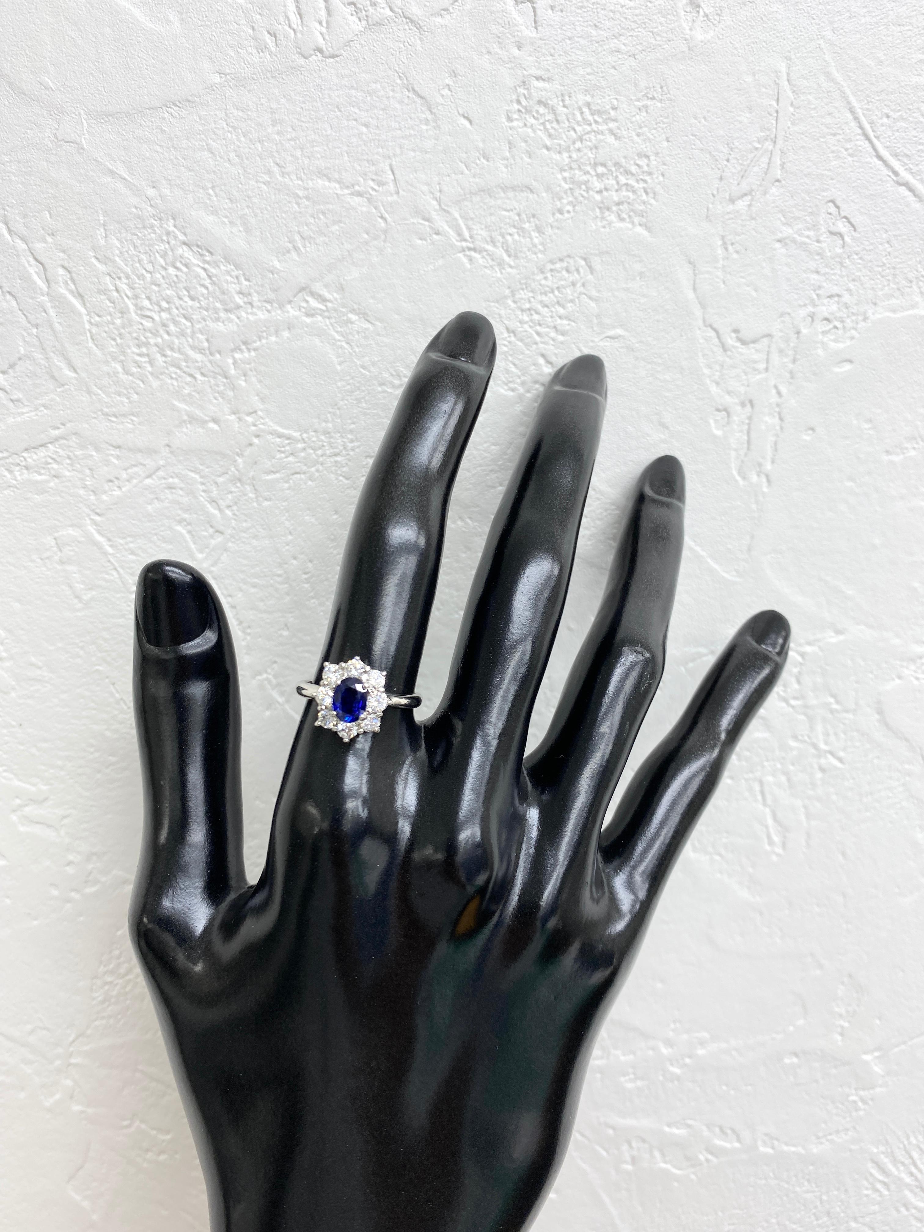 Bague halo en platine sertie d'un saphir bleu naturel de 0,77 carat et de diamants Pour femmes en vente