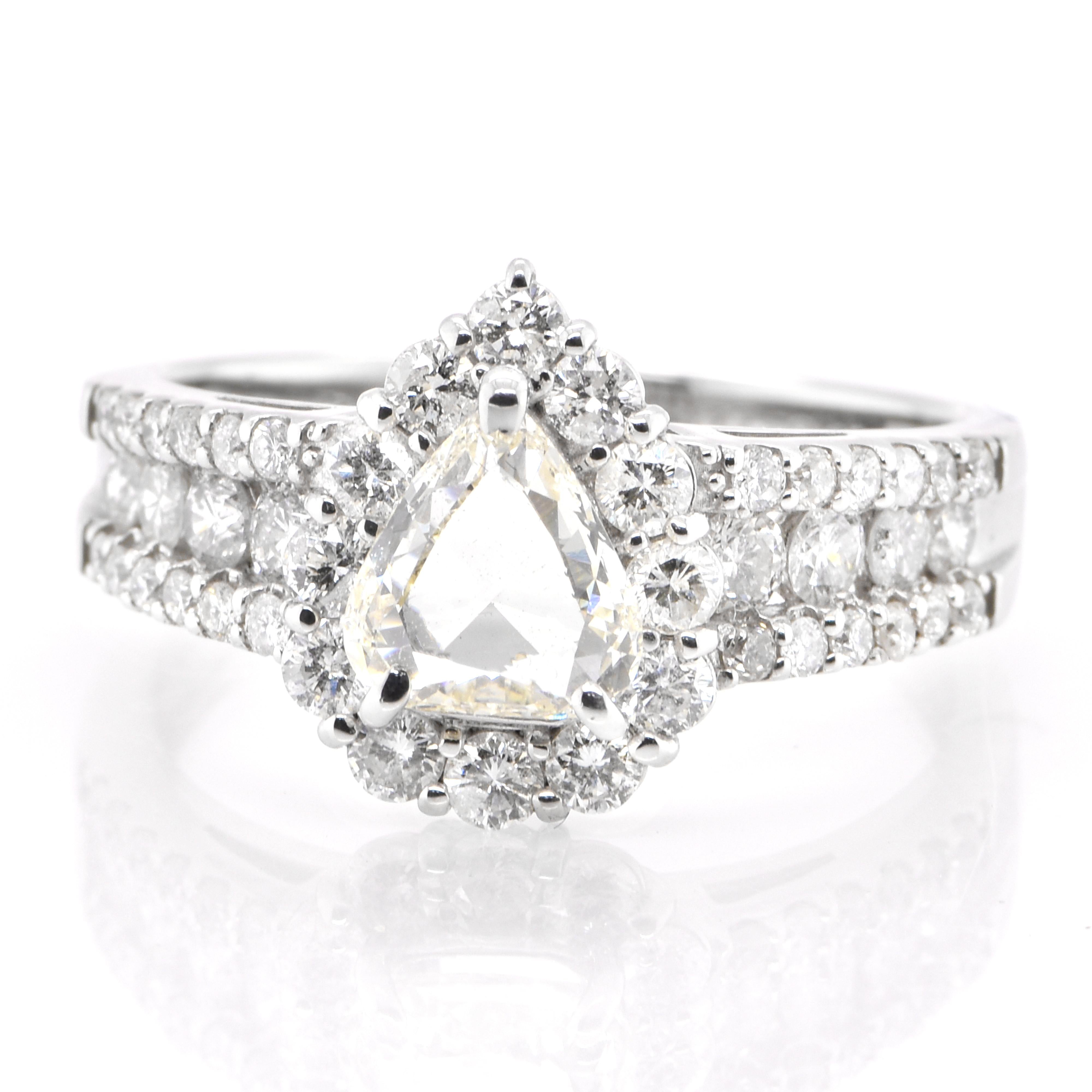 Eine schöne Halo-Ring mit einem 0,77 Karat Natural Rose Cut Diamond und 0,90 Karat Diamant Akzente Ring in Platin gesetzt. Diamanten werden seit Tausenden von Jahren in der Geschichte der Menschheit als Schmuck und Wertgegenstand geschätzt. Sie