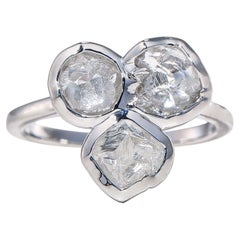 Anello con tre pietre, con diamante grezzo naturale da 0,77 carati, in oro bianco 18 carati