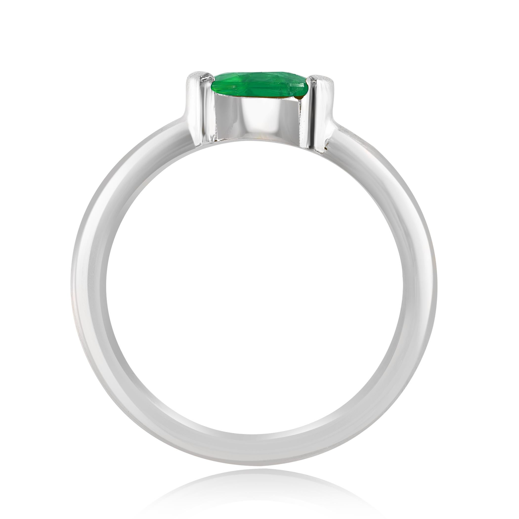 Moderne Bague  anneau en or blanc 14 carats avec meraude taille ovale de 0,77 carat en vente