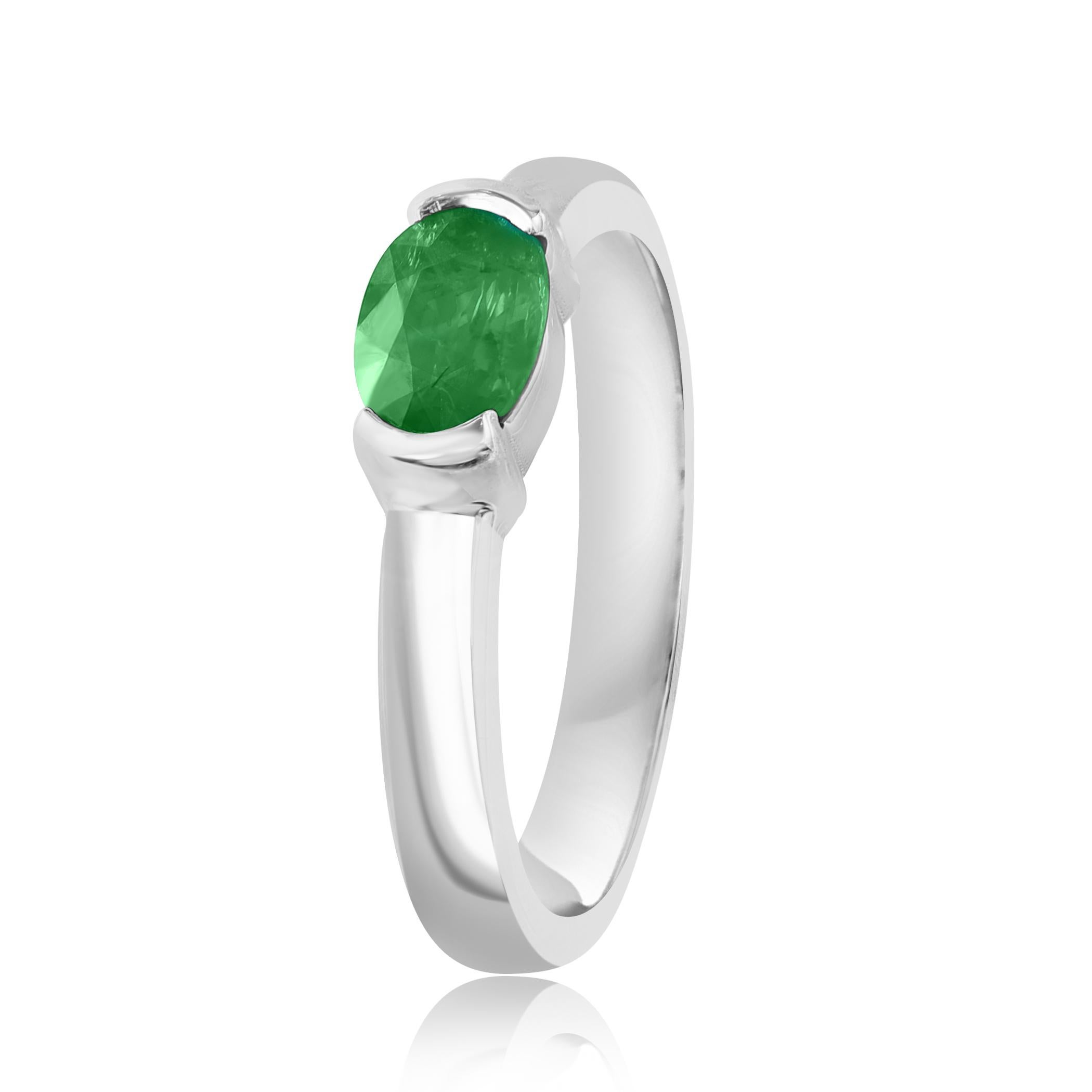 0.77 Carat Oval Cut Emerald Band Ring in 14K White Gold In New Condition For Sale In NEW YORK, NY