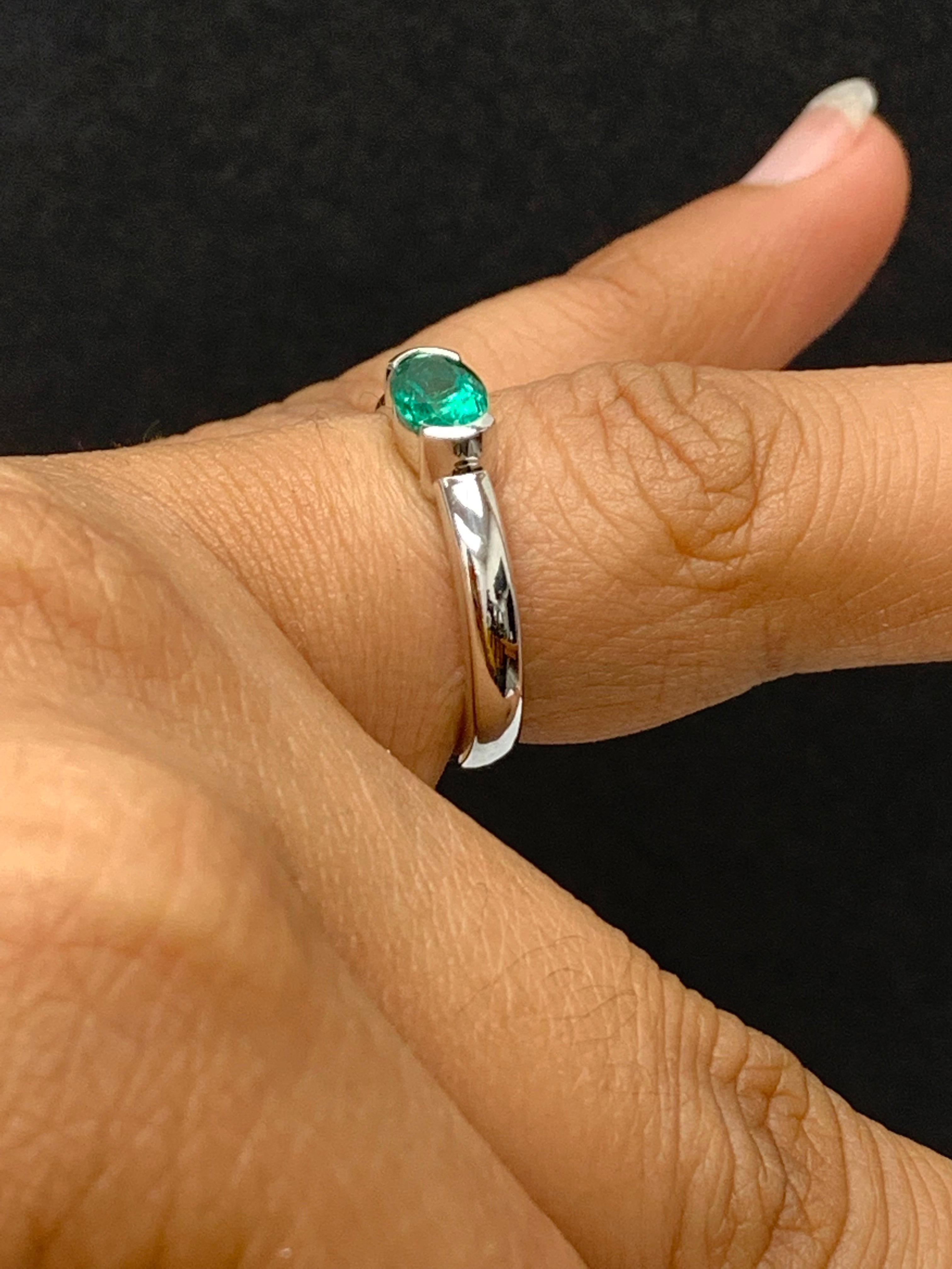 0.77 Carat Oval Cut Emerald Band Ring in 14K White Gold For Sale 2