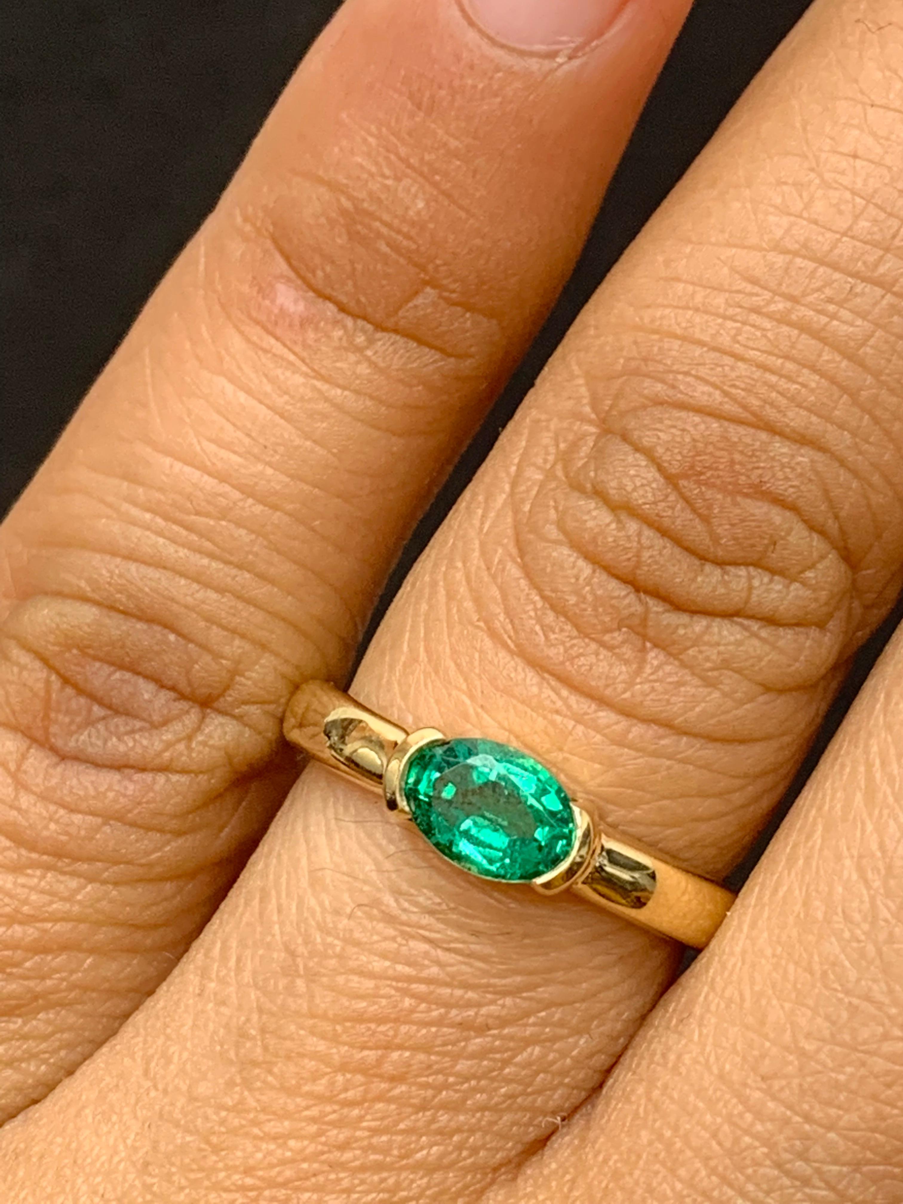 Women's 0.77 Carat Oval Cut Emerald Band Ring in 14K Yellow Gold For Sale