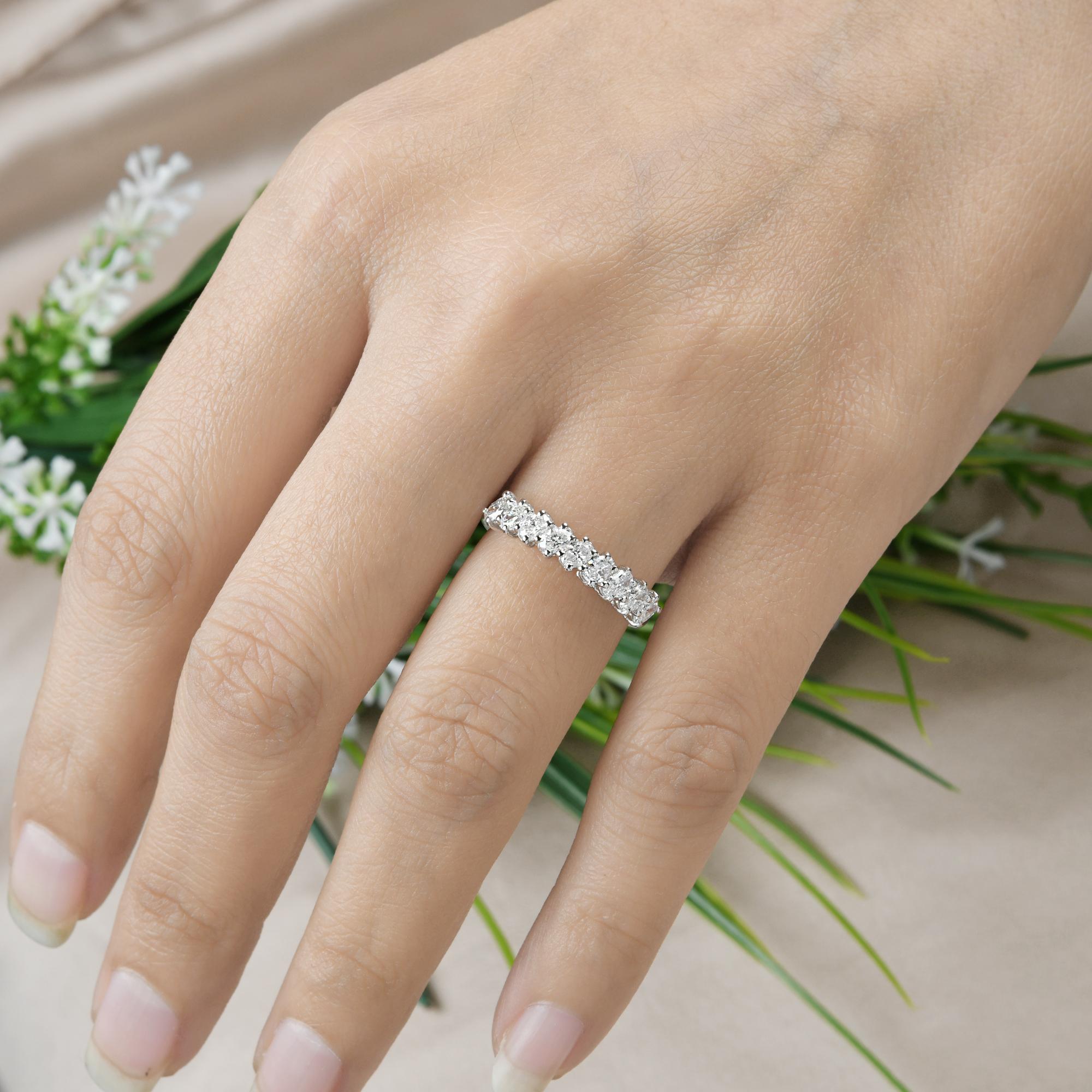 Taille ronde Bague à demi-anneau en or blanc 14 carats avec diamants ovales de 0,77 carat de pureté SI en vente