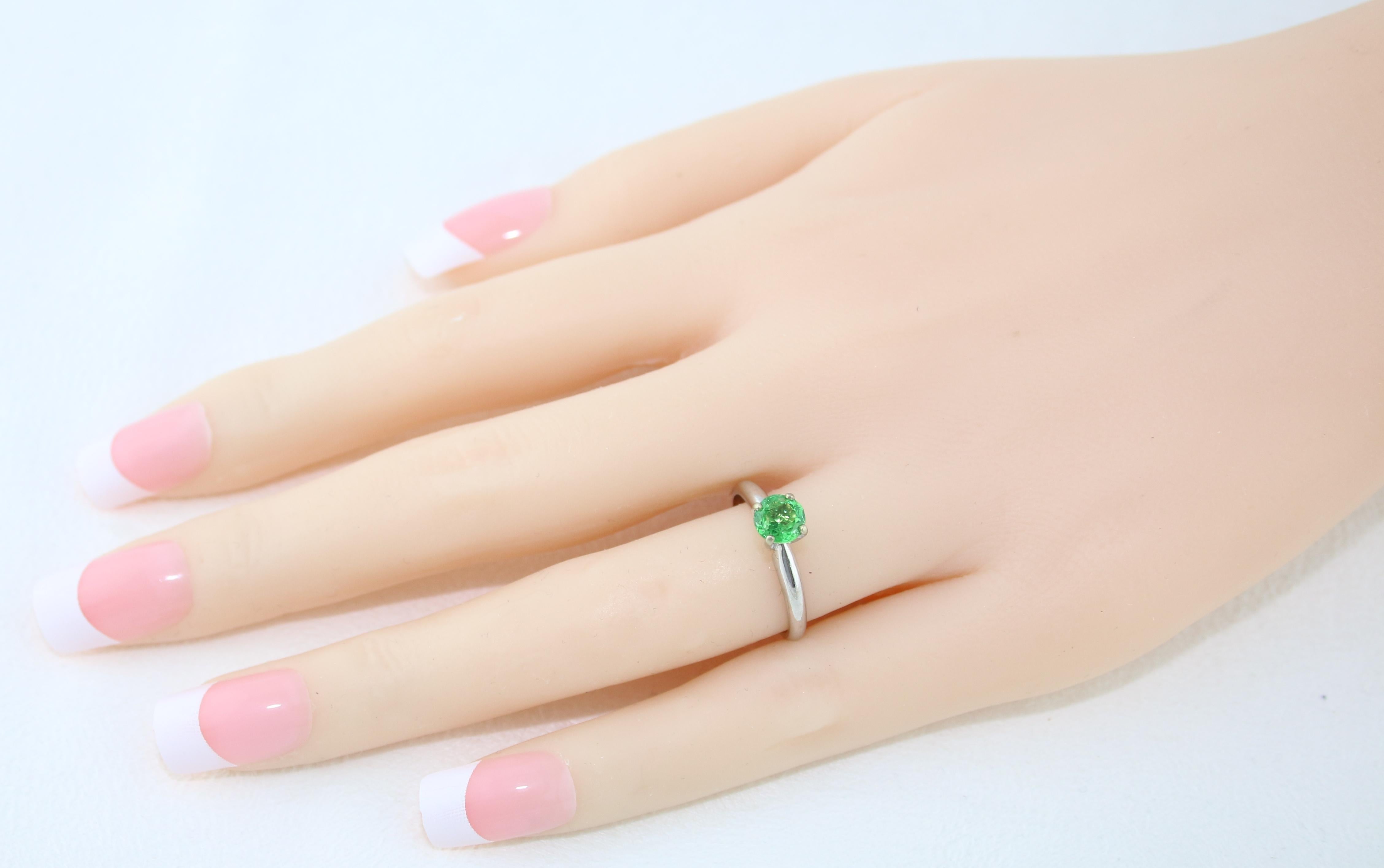 Taille ronde Bague solitaire en or avec tsavorite ronde de 0,77 carat en vente