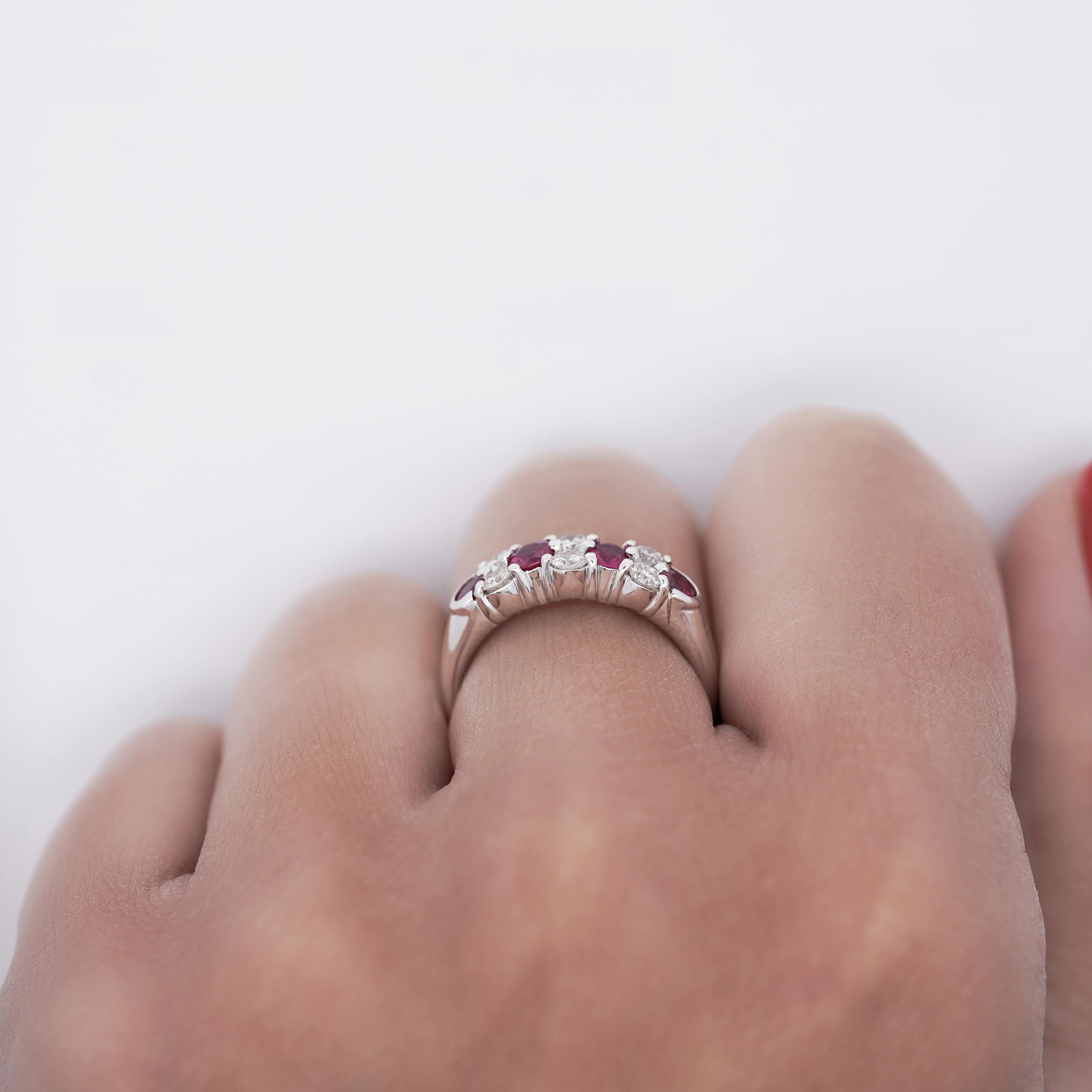 Moderno Anello a fascia in platino con rubino e diamanti taglio rotondo 0,77 in vendita