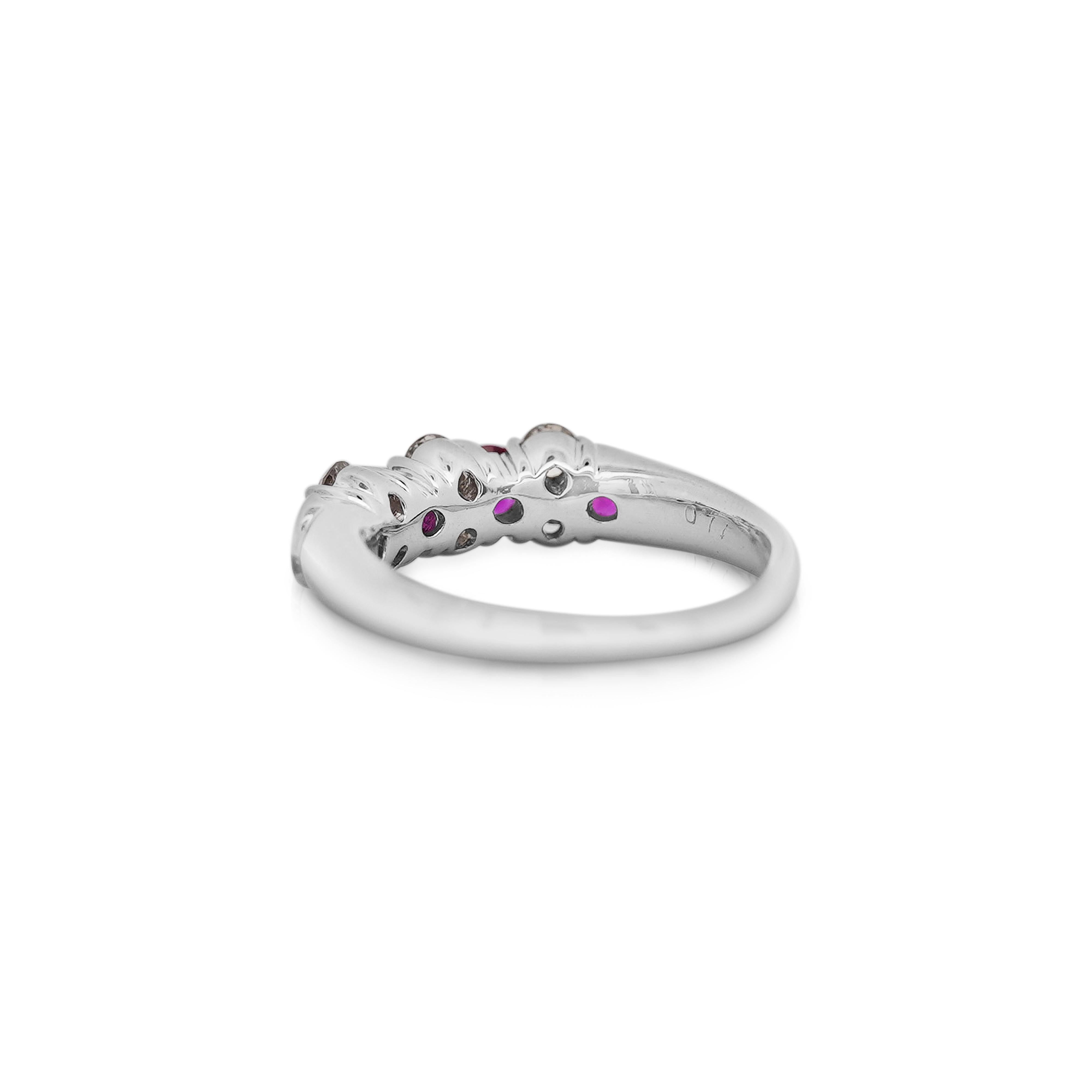 Anello a fascia in platino con rubino e diamanti taglio rotondo 0,77 In condizioni Nuovo in vendita a Miami, FL
