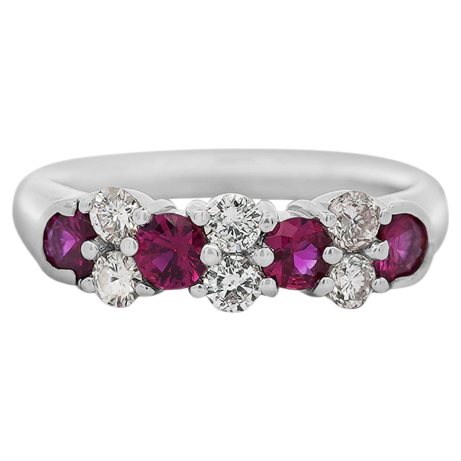 Bague jonc grappe en platine avec diamants et rubis taille ronde de 0,77