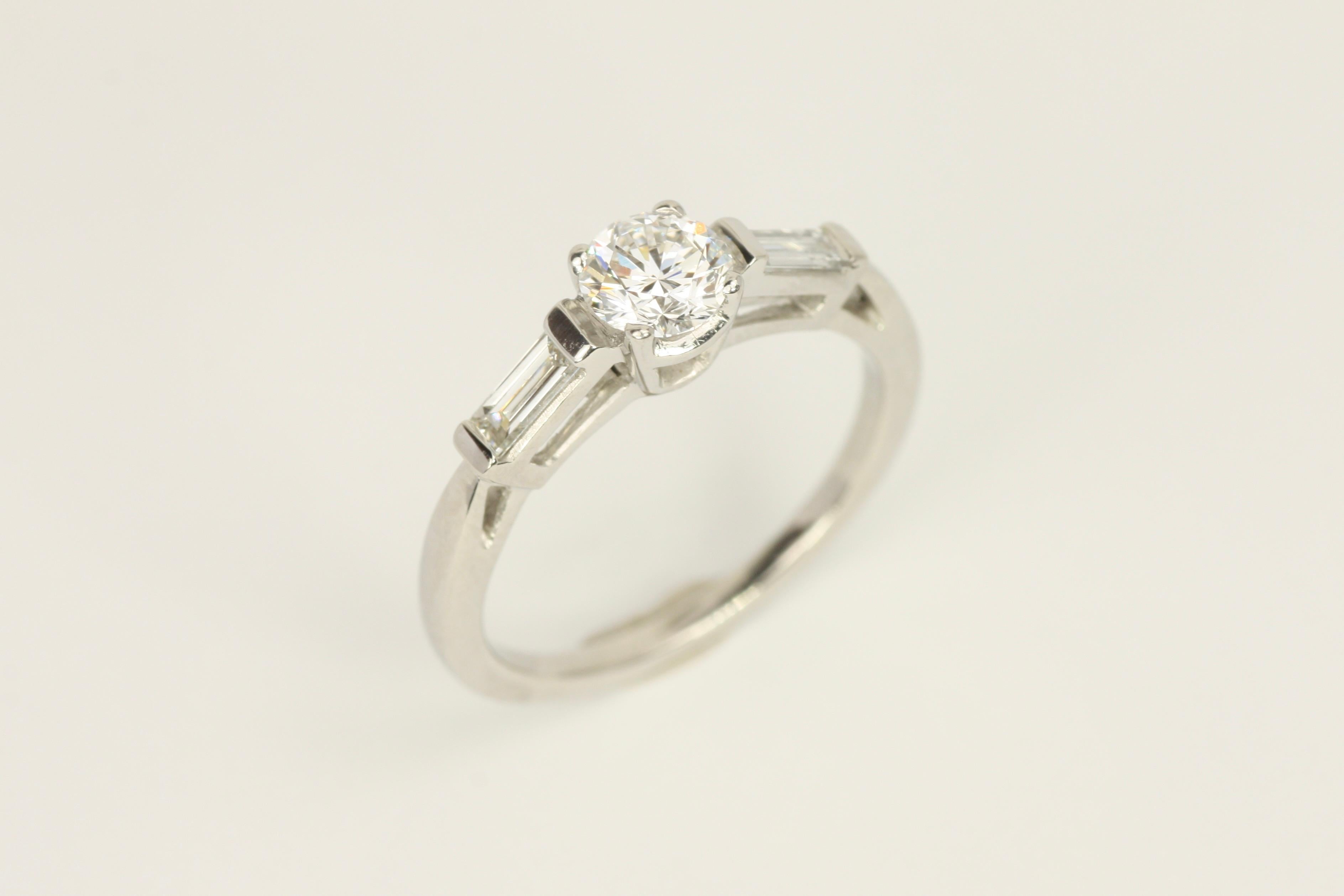 De las mujeres Anillo de compromiso de 3 piedras en platino con diamantes redondos y baguette de 0,77 quilates en total en venta