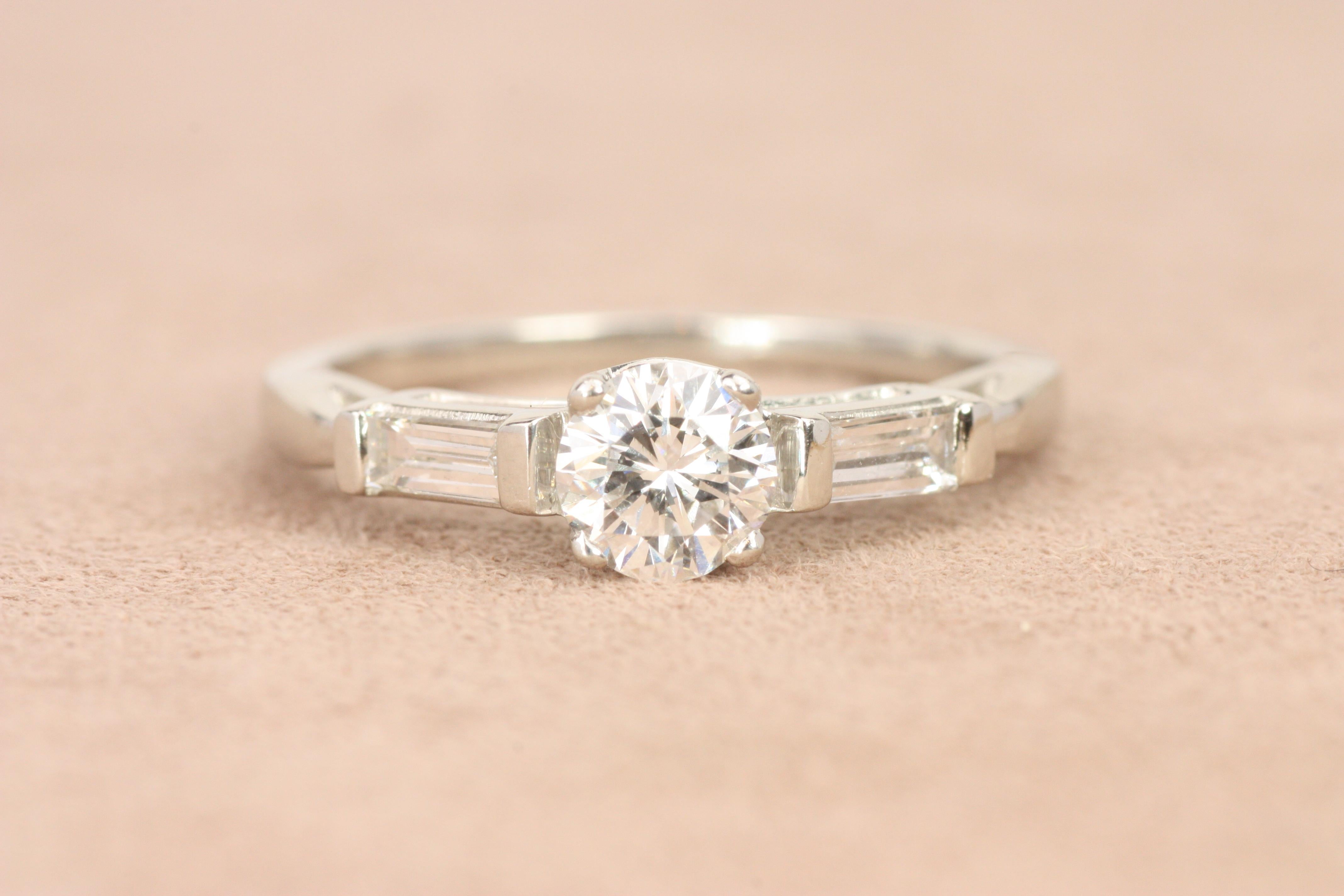 Anillo de compromiso de 3 piedras en platino con diamantes redondos y baguette de 0,77 quilates en total en Nuevo estado para la venta en Santa Monica, CA